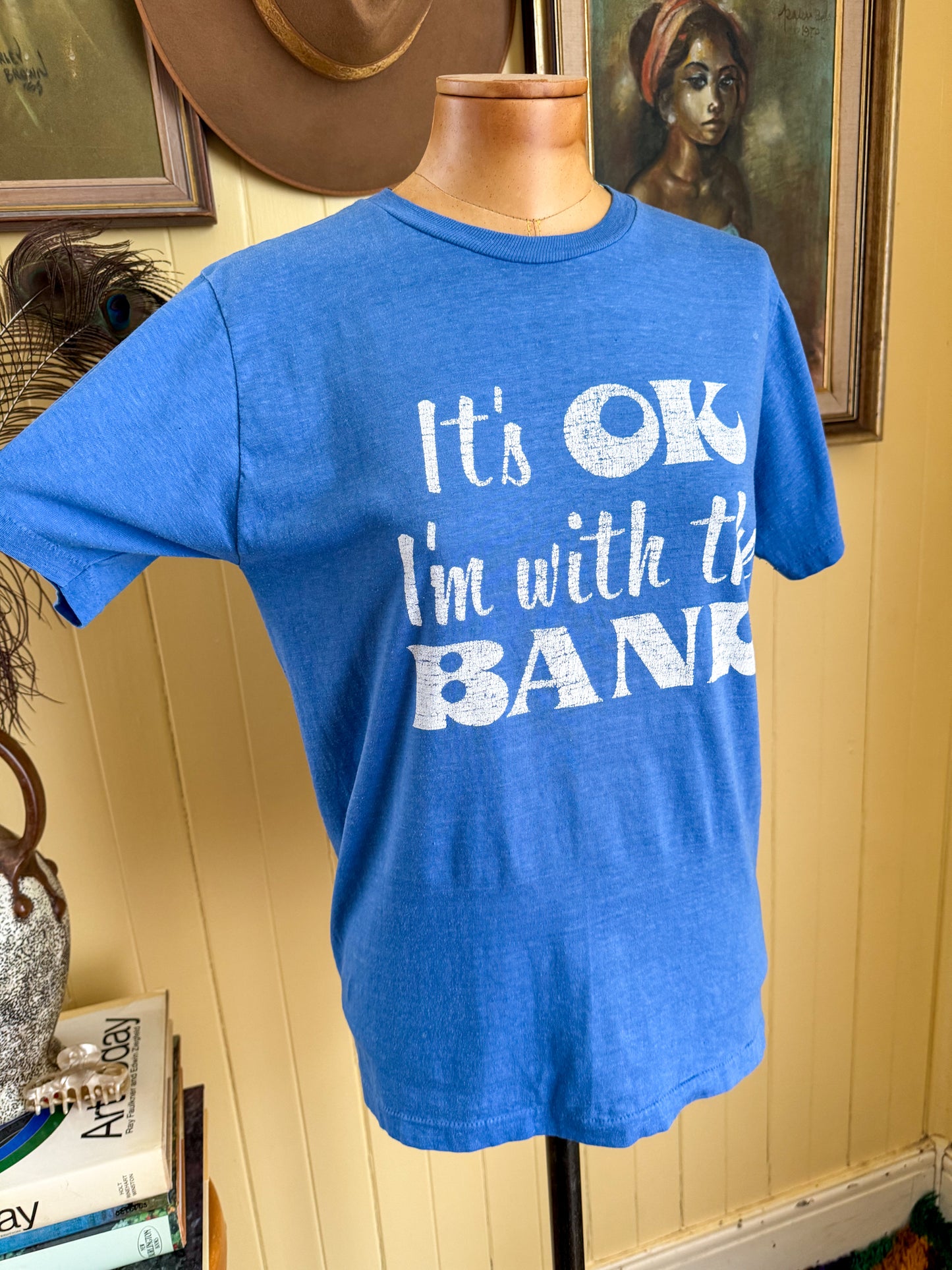 VINTAGE 1980S IT’S OKAY, I’M WITH THE BAND NOVELTY PRINT TSHIRT S/M