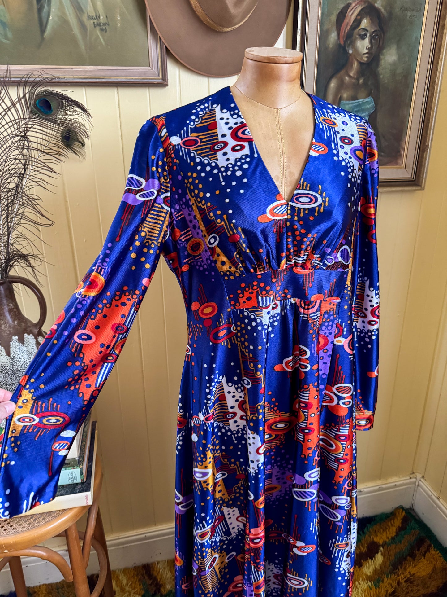 VINTAGE 1970S GROOVY NYLON FLORAL PRINT MAXI HOSTESS DRESS L
