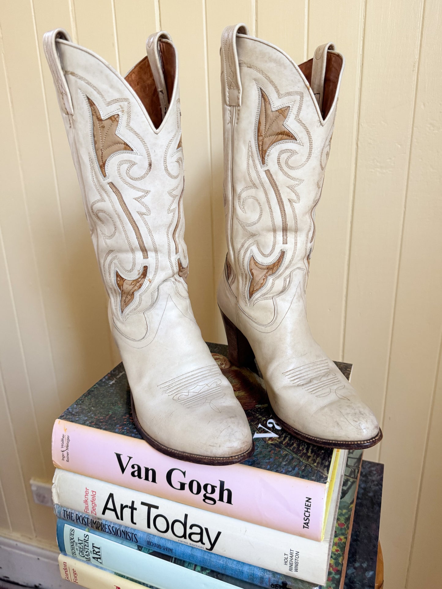 VINTAGE DAN POST CREAM EMBROIDERED LEATHER WESTERN CUBAN HIGH HEEL BOOTS 7.5-8/38-38.5