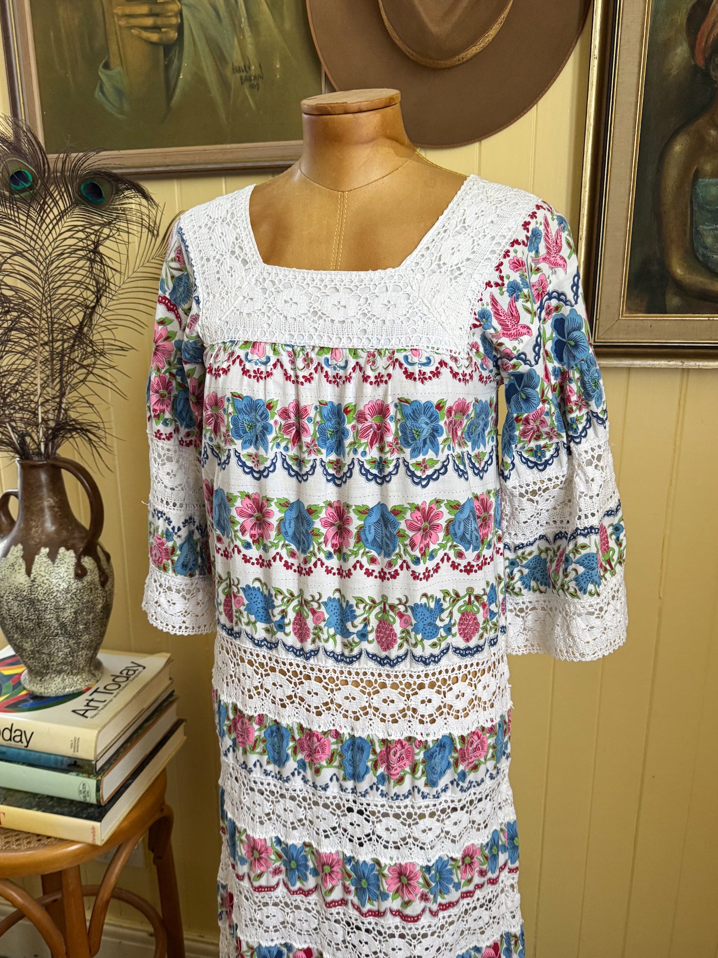 VINTAGE 1970S MEXICAN COTTON FLORAL PRINT LACE TIERED MAXI DRESS S