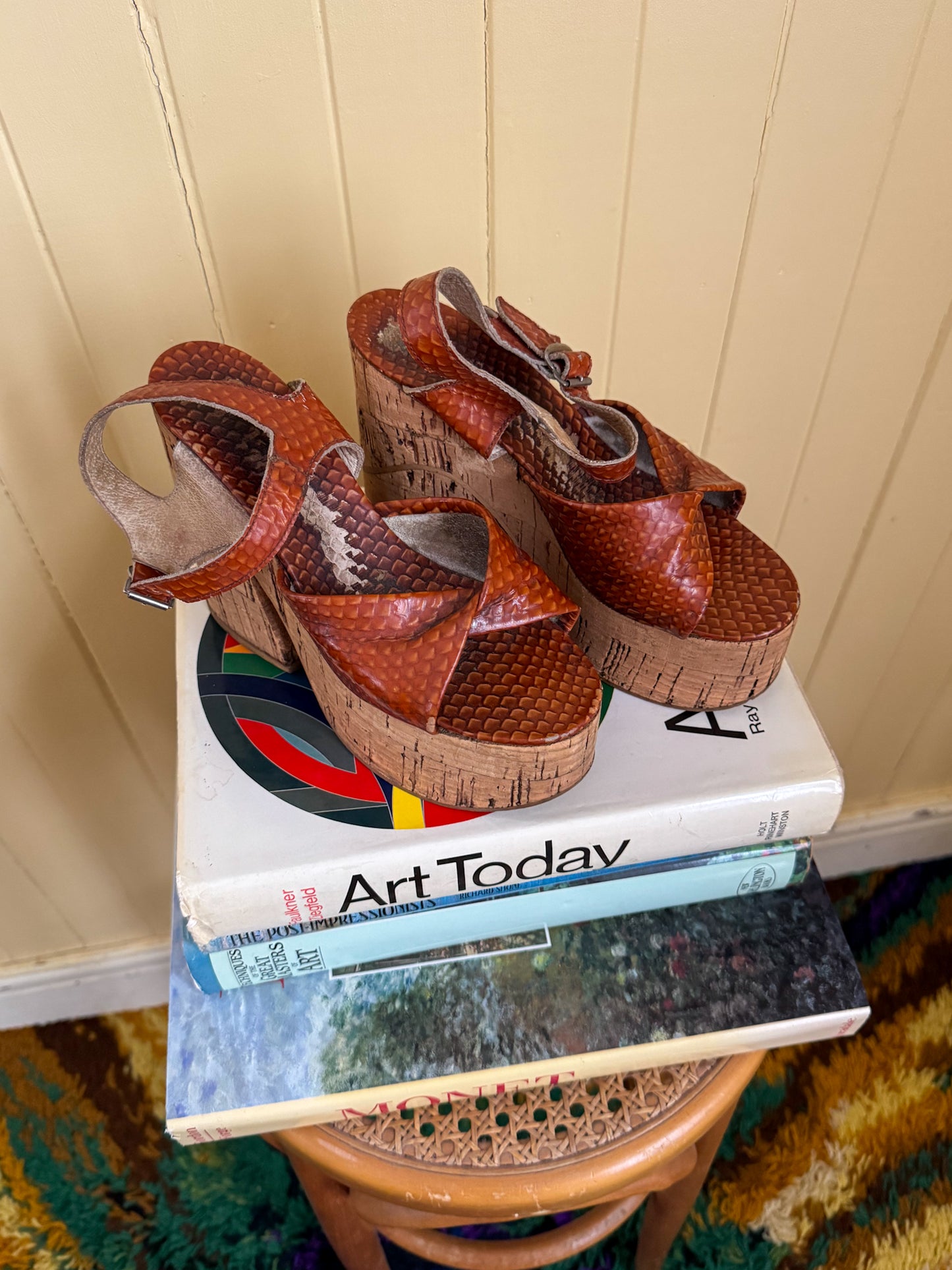 VINTAGE 1970S TAN LEATHER SNAKE EFFECT CORK SUPER PLATFORM SANDALS 6/37