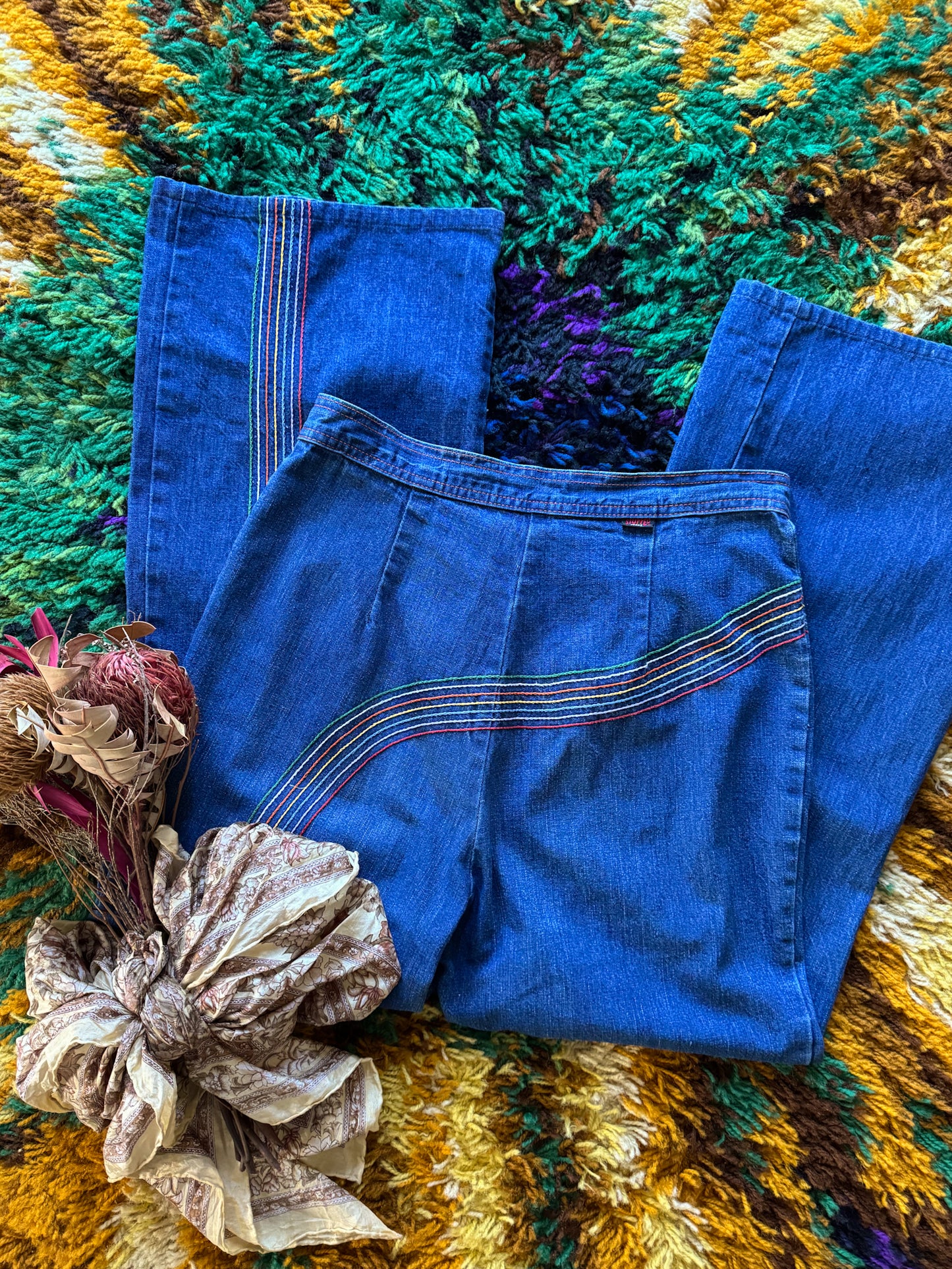 VINTAGE 1970S STUFFED HIGH WAIST RAINBOW STITCH CROPPED DENIM JEANS M
