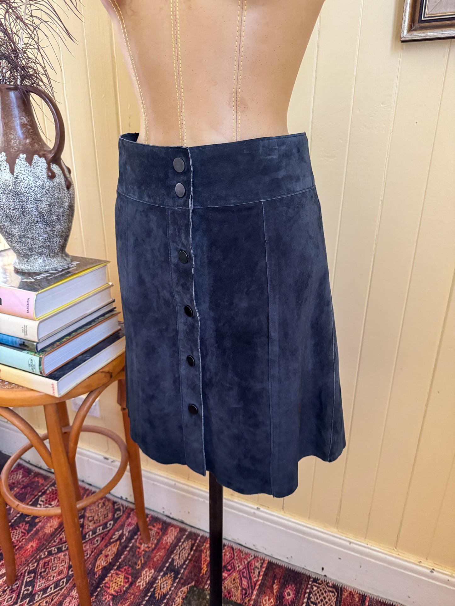 VINTAGE 1970S SUEDE MIDNIGHT LEATHER BUTTON THROUGH KNEE LENGTH SKIRT M