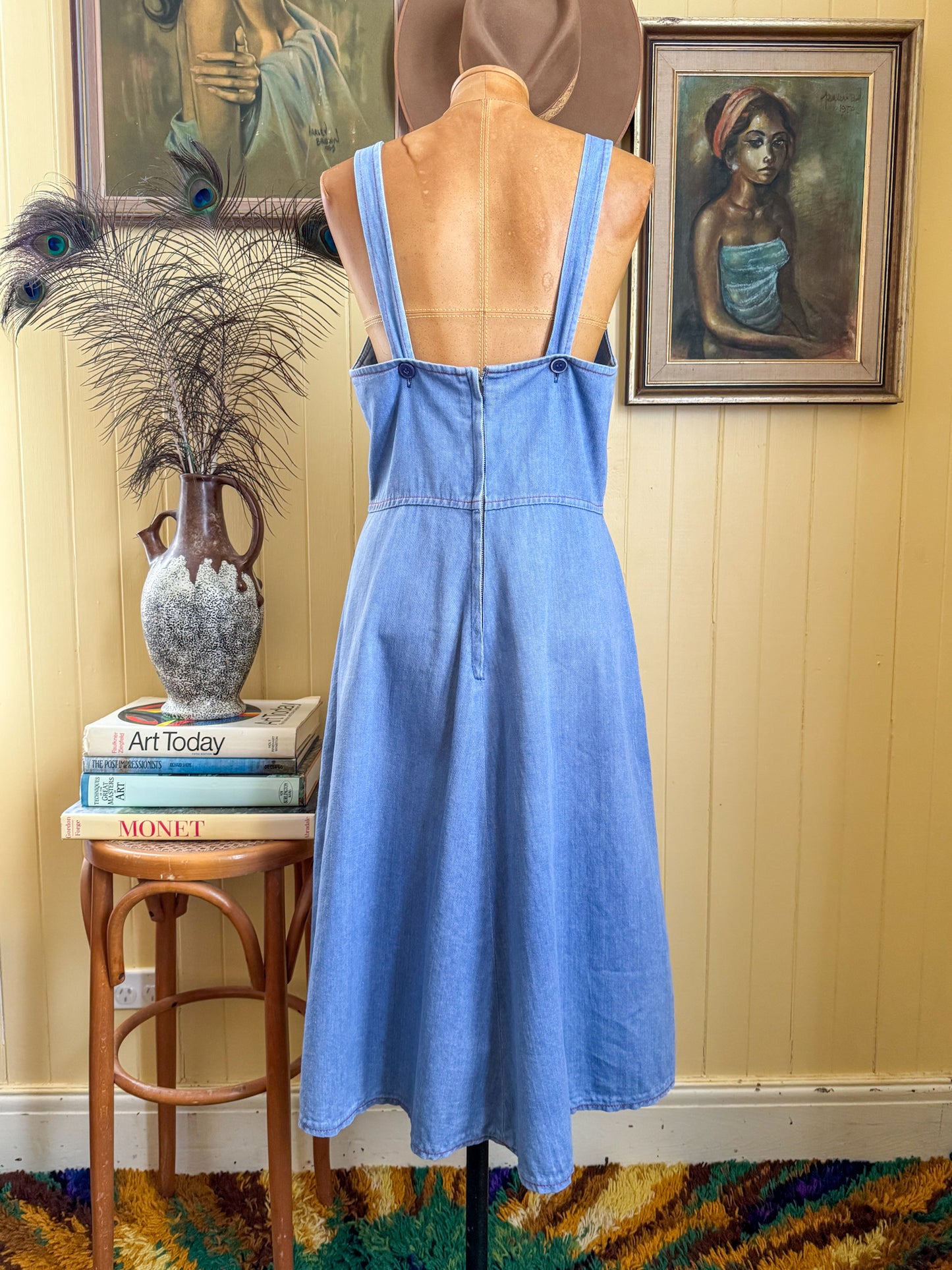 VINTAGE 1970S STITCHES CHAMBRAY DENIM APPLIQUÉ MIDI PINAFORE DRESS M/L
