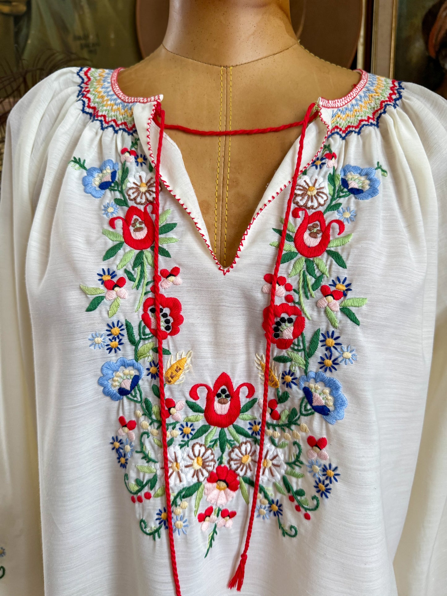 VINTAGE 1980S HUNGARIAN EMBROIDERED COTTON BLEND LONG SLEEVE PEASANT BLOUSE S/M