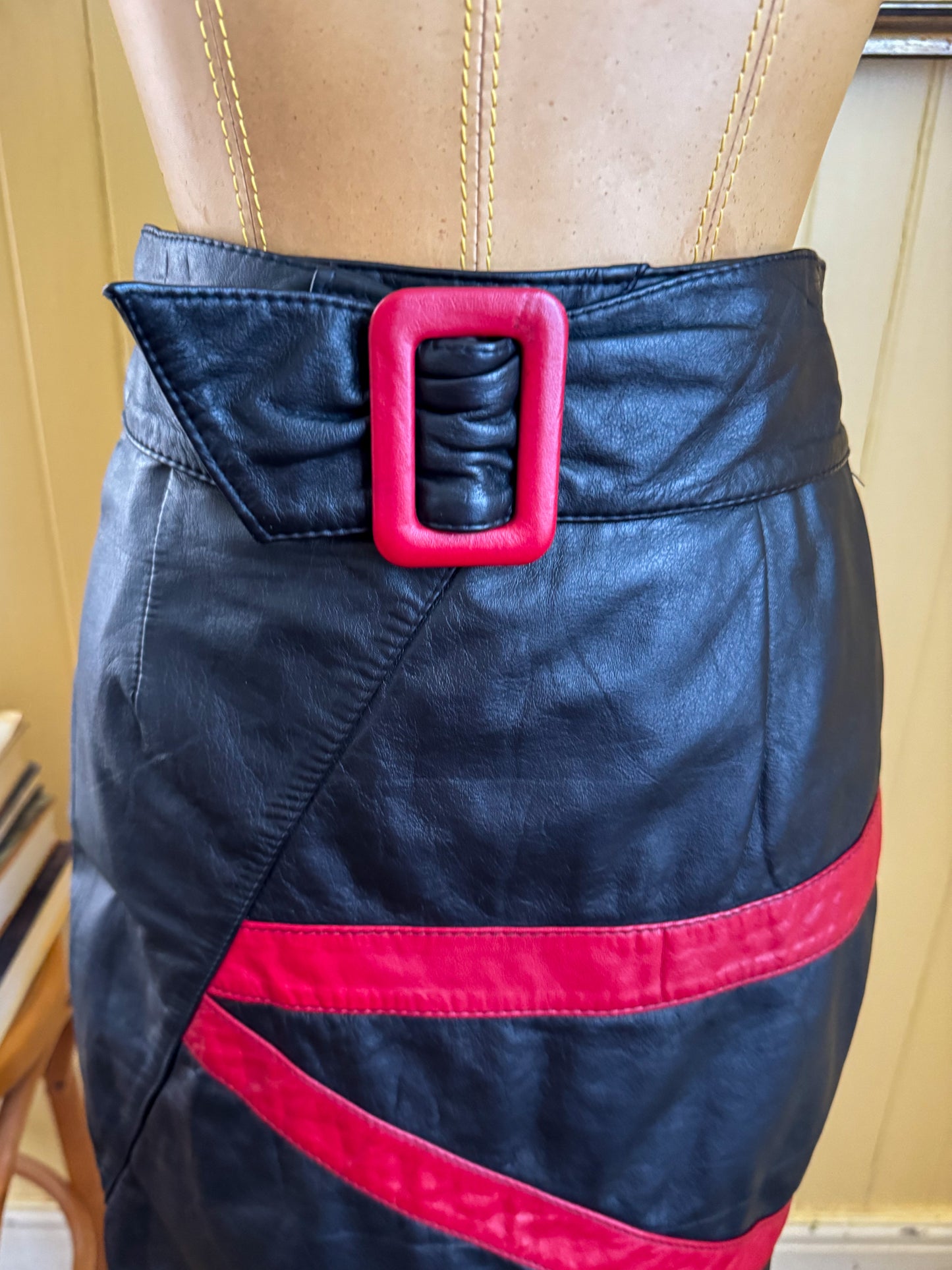 VINTAGE 1980S DE’ NAIVE BLACK + RED LEATHER BELTED MINI SKIRT S
