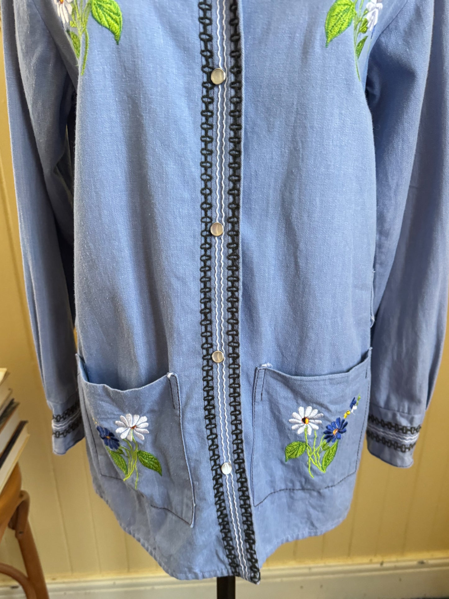 VINTAGE 1970S MEXICAN COTTON CHAMBRAY FLORAL EMBROIDERED SHIRT JACKET S/M