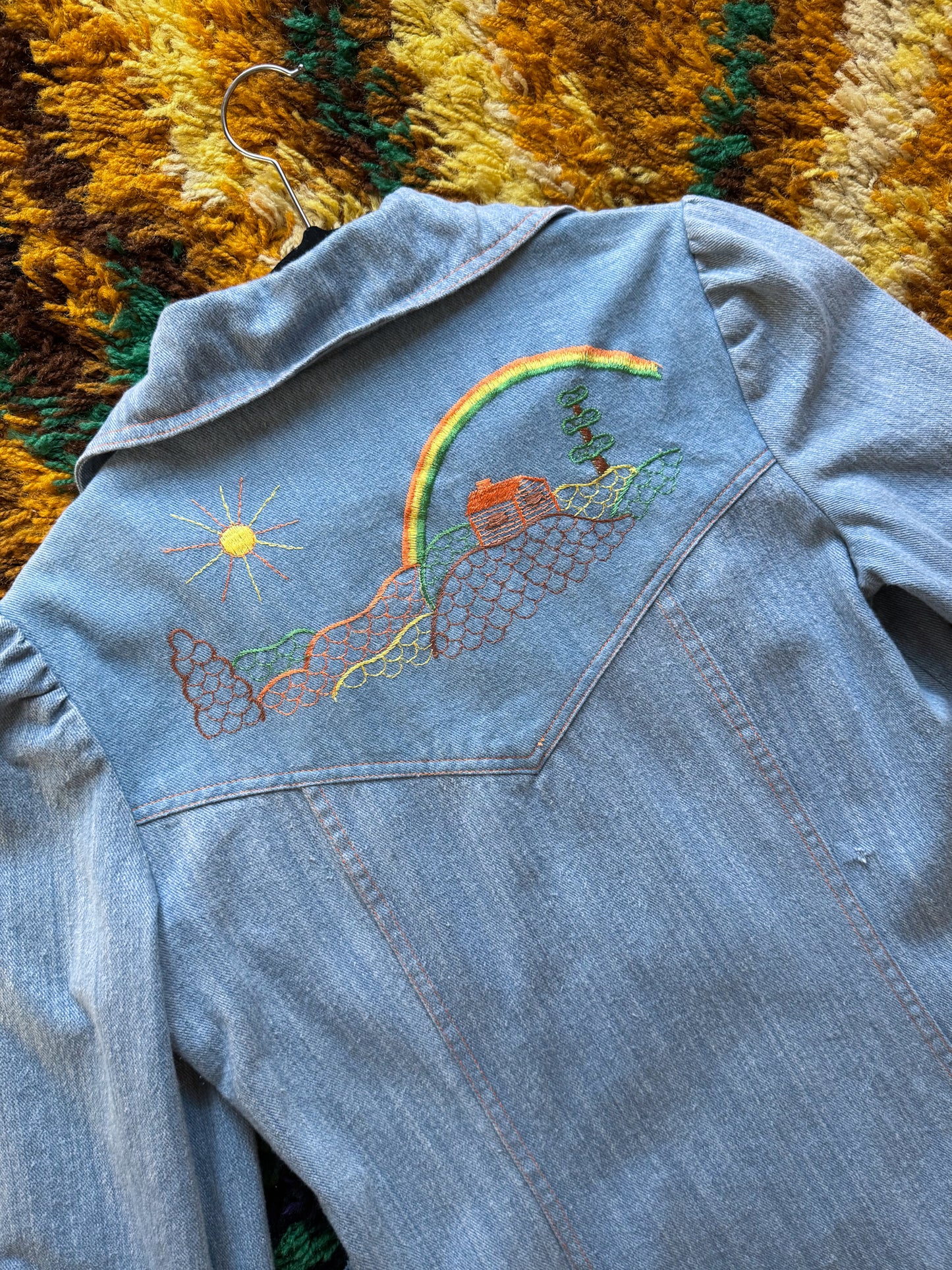 VINTAGE 1970S CHAMBRAY COTTON DENIM EMBROIDERED LONGLINE JACKET S/M