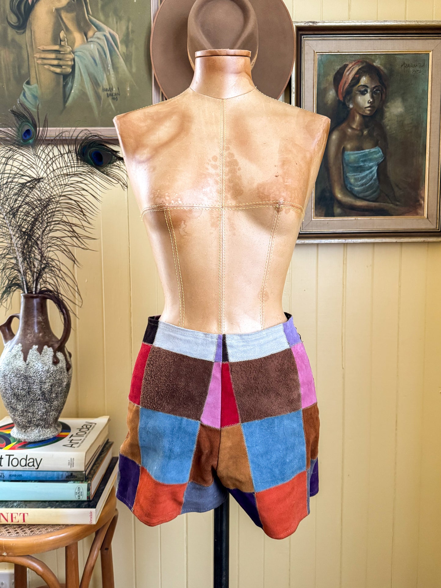 VINTAGE 1970S RARE LATIGO WEST SUEDE LEATHER PATCHWORK HOT PANTS SHORTS XXS