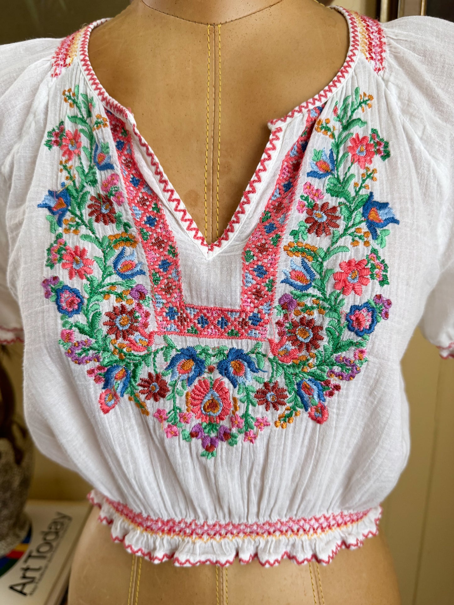 VINTAGE 1990S COTTON CHEESECLOTH EMBROIDERED FOLK BLOUSE S/M