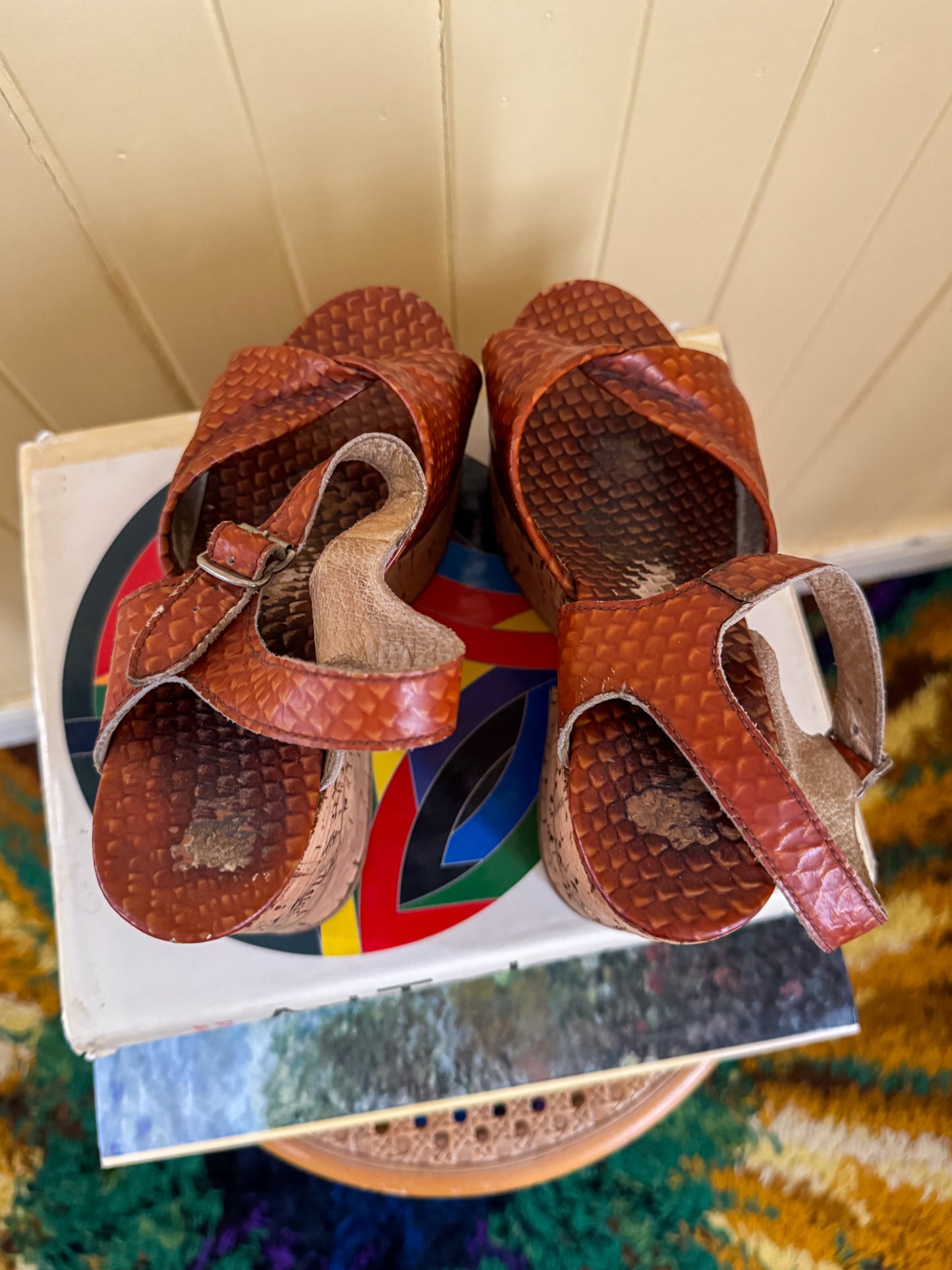 VINTAGE 1970S TAN LEATHER SNAKE EFFECT CORK SUPER PLATFORM SANDALS 6/37