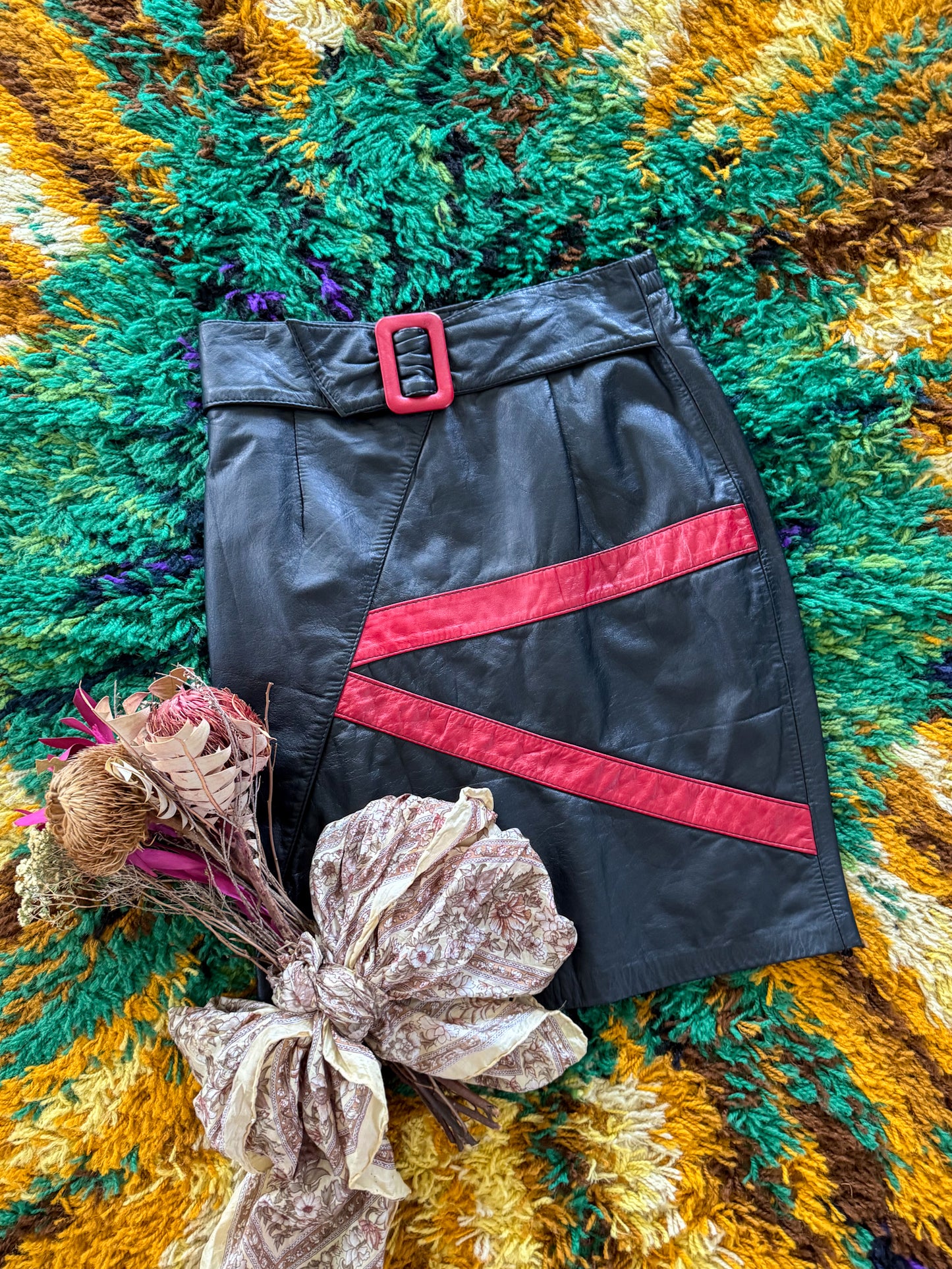 VINTAGE 1980S DE’ NAIVE BLACK + RED LEATHER BELTED MINI SKIRT S