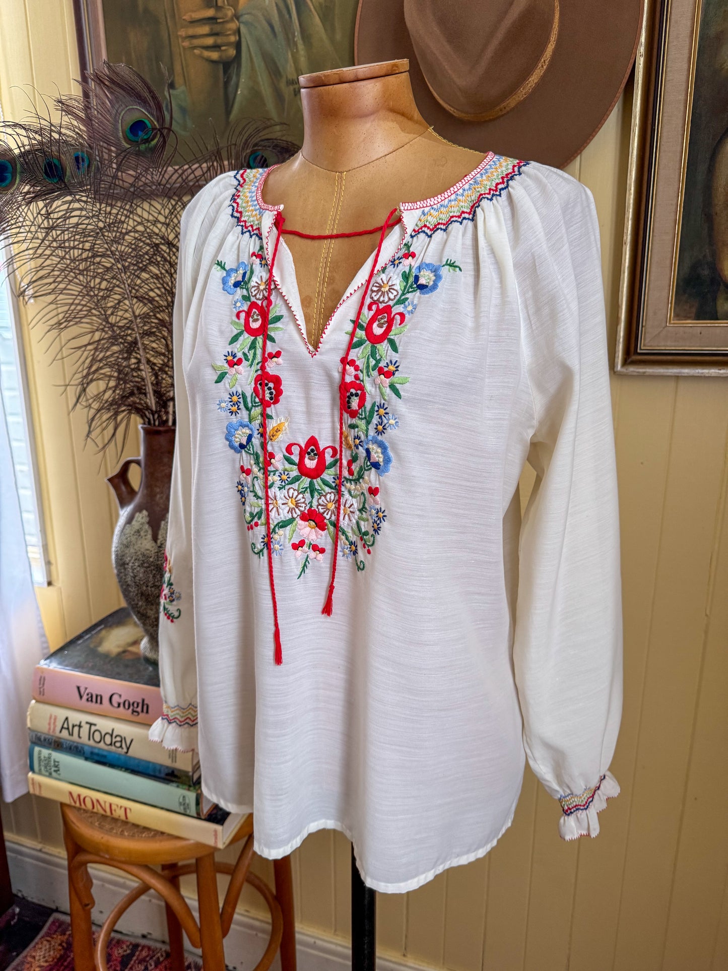 VINTAGE 1980S HUNGARIAN EMBROIDERED COTTON BLEND LONG SLEEVE PEASANT BLOUSE S/M