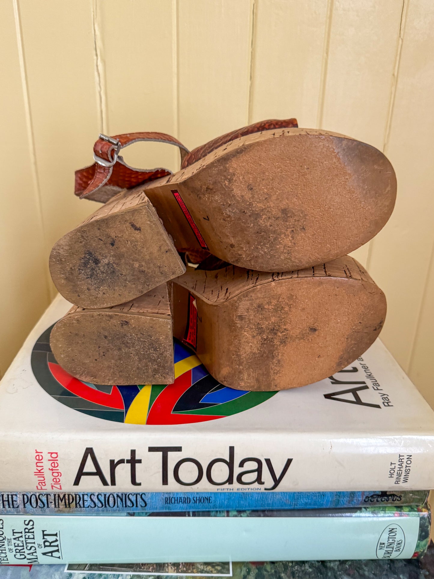VINTAGE 1970S TAN LEATHER SNAKE EFFECT CORK SUPER PLATFORM SANDALS 6/37