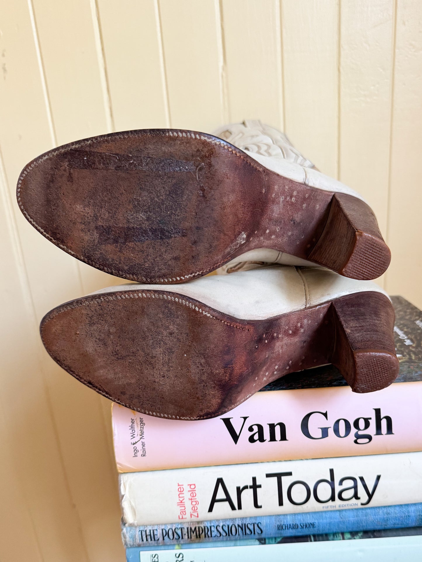 VINTAGE DAN POST CREAM EMBROIDERED LEATHER WESTERN CUBAN HIGH HEEL BOOTS 7.5-8/38-38.5