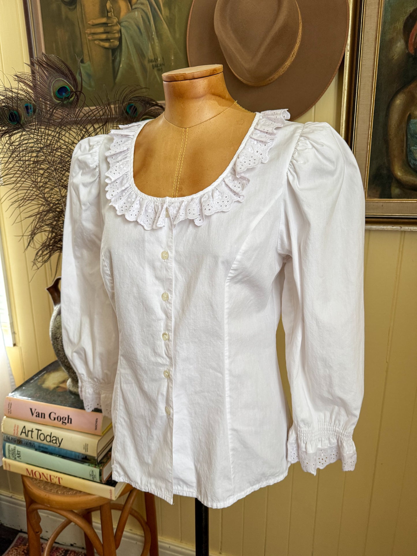 VINTAGE 1980S COTTON BRODIERIE FRILL PEASANT BUTTON THROUGH BLOUSE S/M