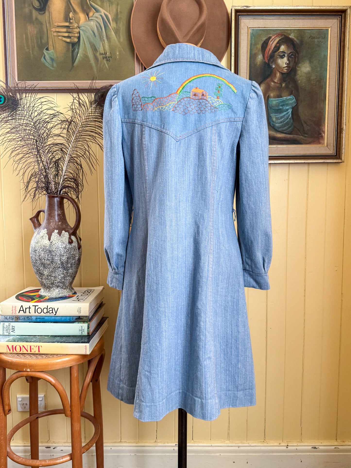 VINTAGE 1970S CHAMBRAY COTTON DENIM EMBROIDERED LONGLINE JACKET S/M