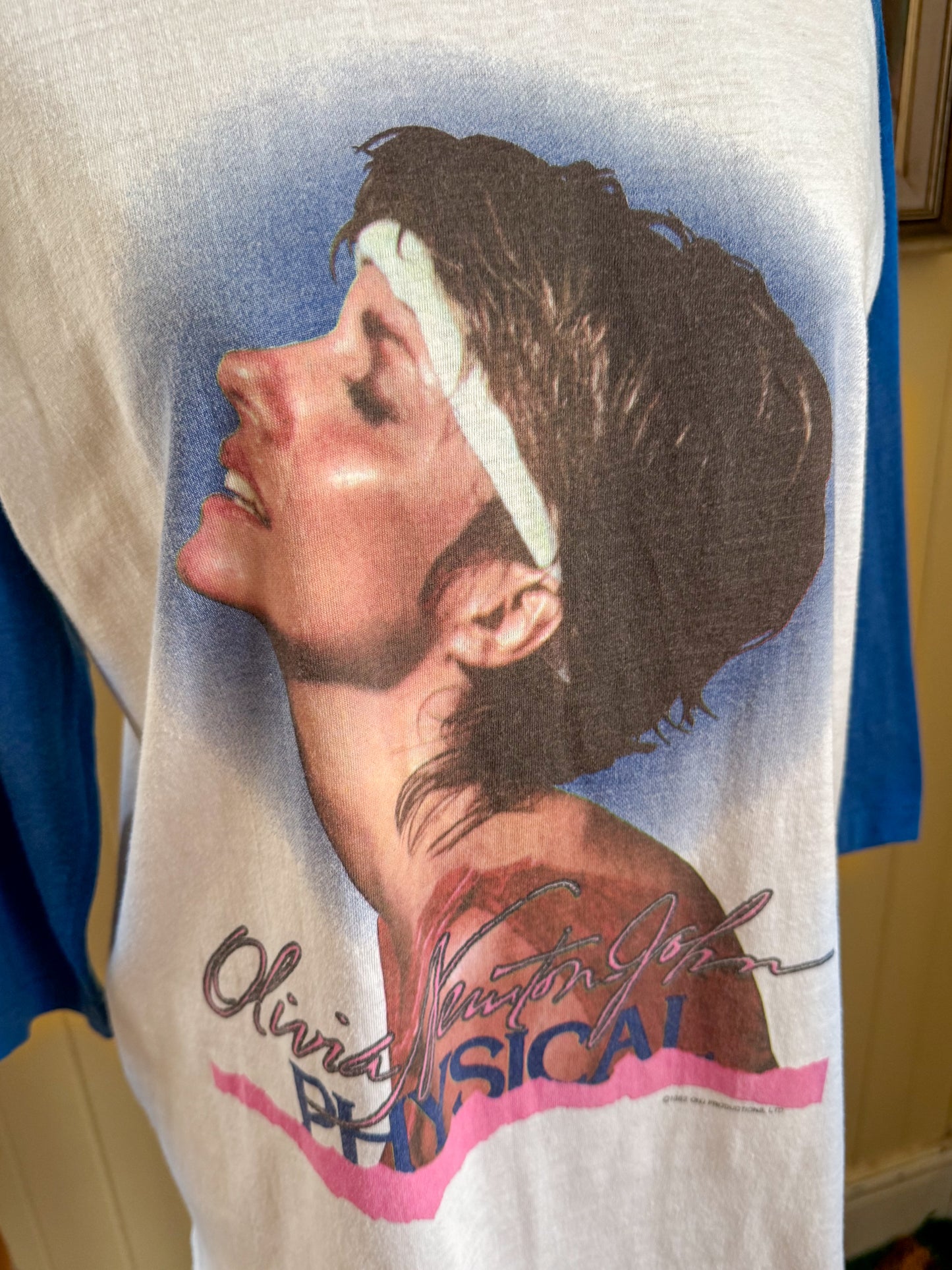 VINTAGE 1982 RARE OLIVIA NEWTON JOHN PHYSICAL TOUR PRINT RAGLAN TSHIRT M/L