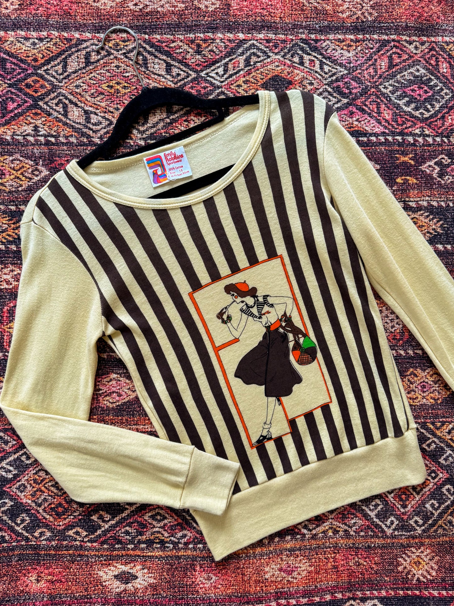 VINTAGE 1970S EMILY ROBBINS SPORTSWEAR ART DECO PRINT COTTON LONG SLEEVE T-SHIRT XS