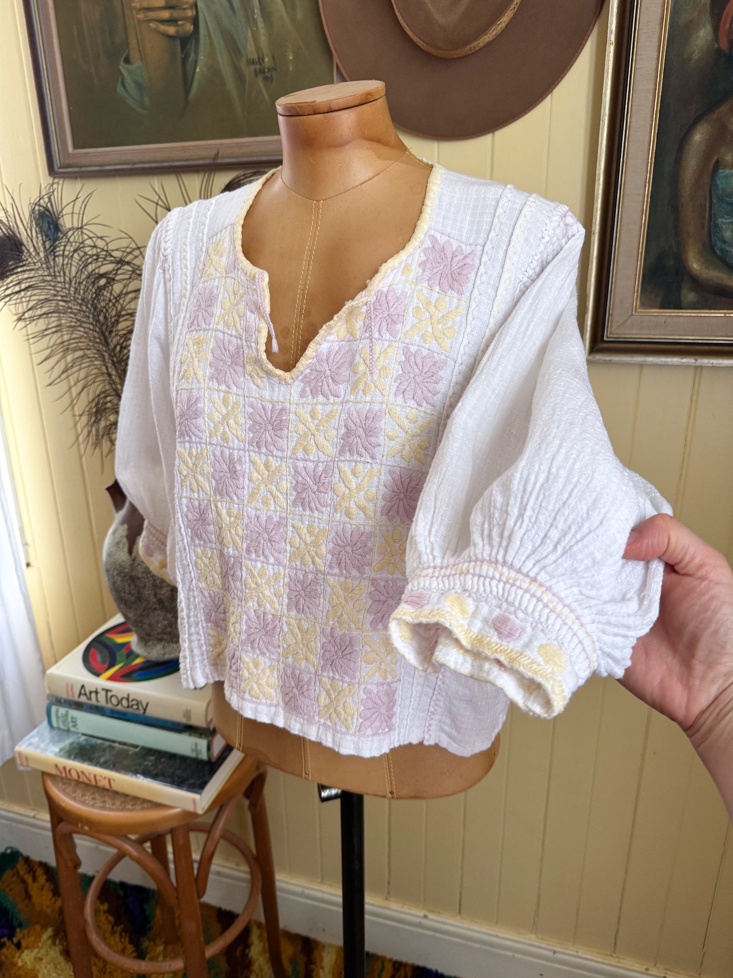 VINTAGE 1970S COTTON FLORAL EMBROIDERED BALLOON SLEEVE FOLK BLOUSE M/L