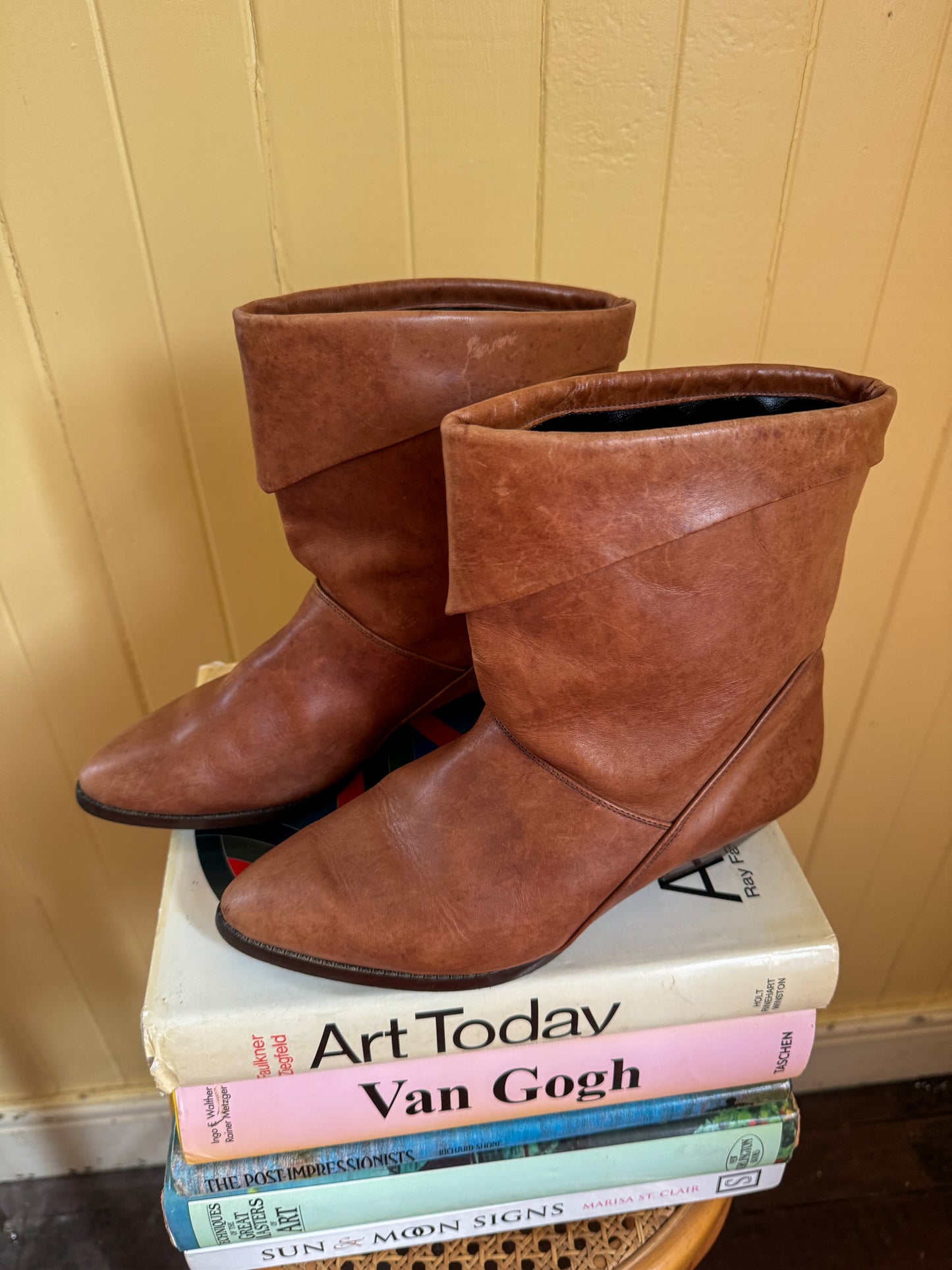 VINTAGE 1980S CARAMEL BROWN LEATHER PIXIE CUBAN HEEL BOOTS 9/40