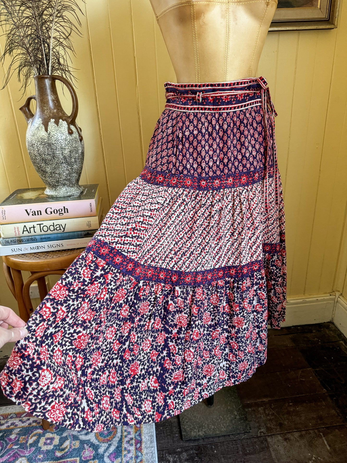 VINTAGE 1970S ANOKHI INDIAN COTTON BLOCK PRINT TIERED WRAP PEASANT SKIRT XS/SS