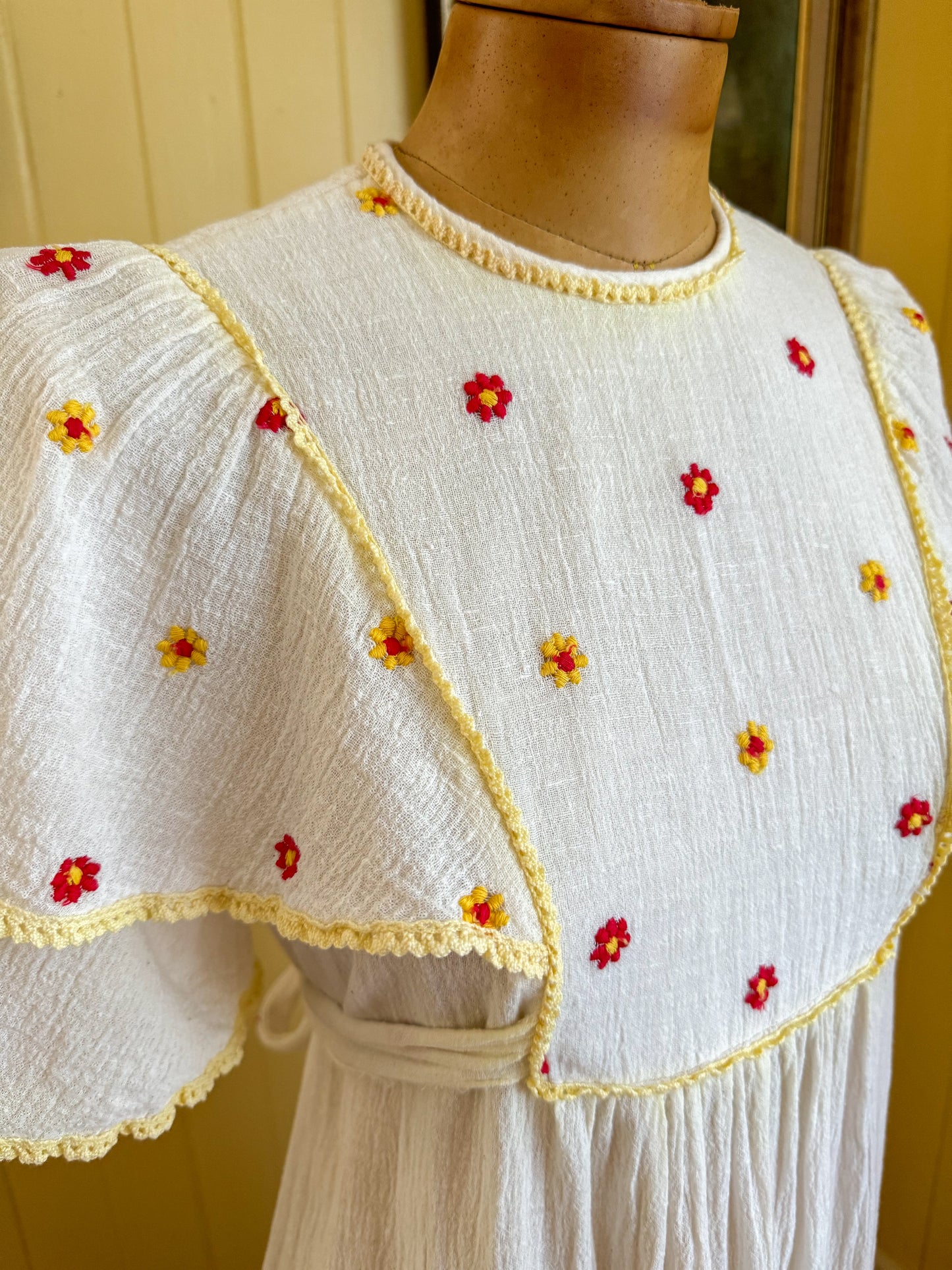 VINTAGE 1970S EMMA COTTON CHEESECLOTH EMBROIDERED DAISY MAXI DRESS XS/S