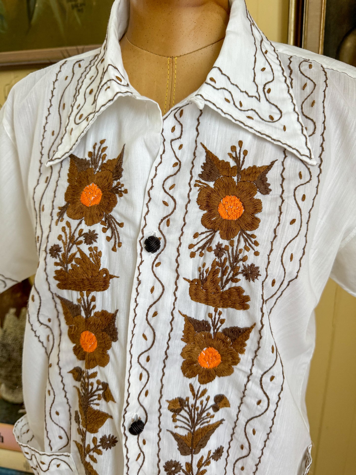 VINTAGE 1970S FLORAL EMBROIDERED BUTTON UP BOXY SHIRT S/M