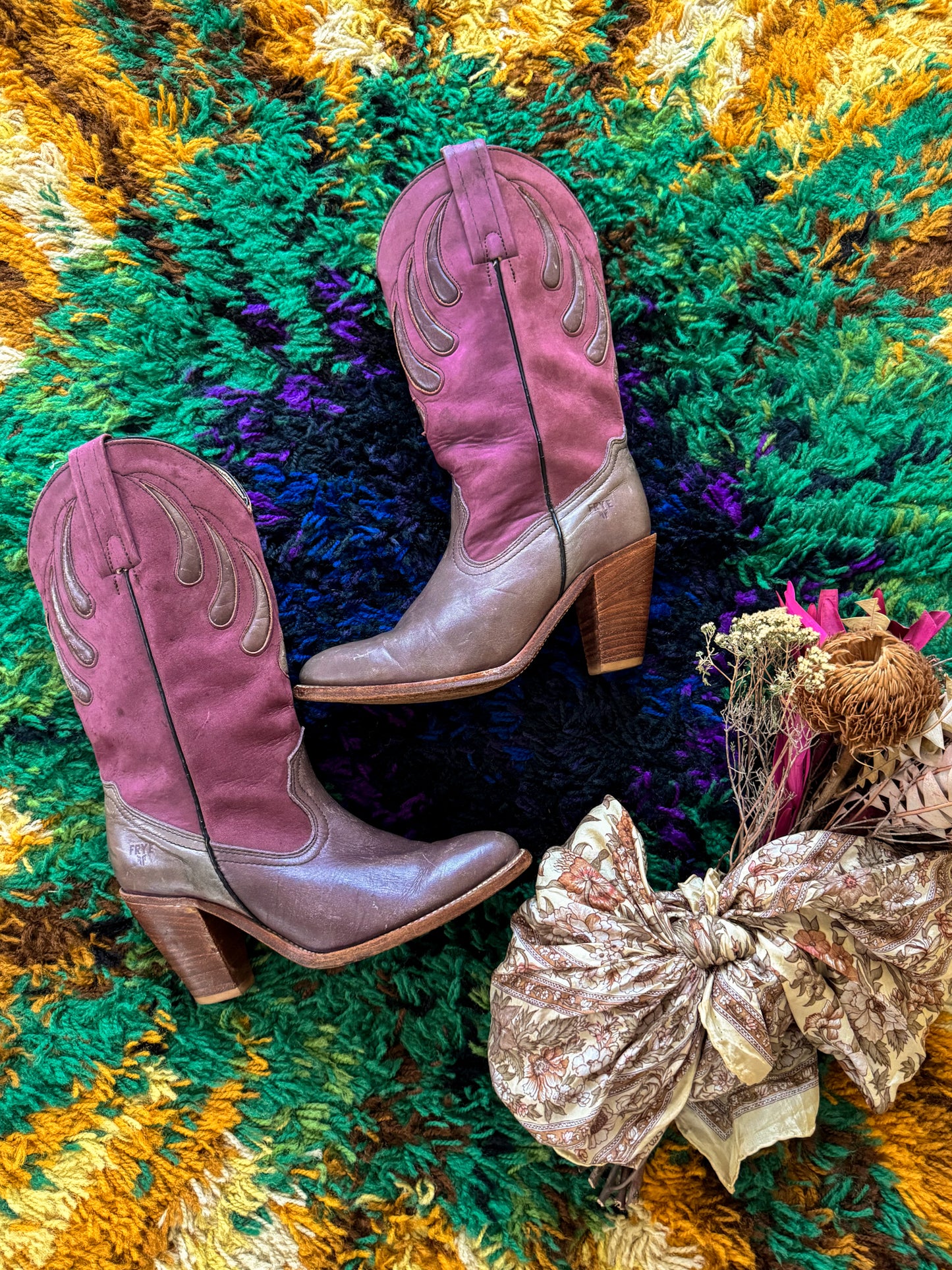 VINTAGE FRYE LEATHER METALLIC APPLIQUE WESTERN CUBAN HIGH HEEL BOOTS 7-7.5/38