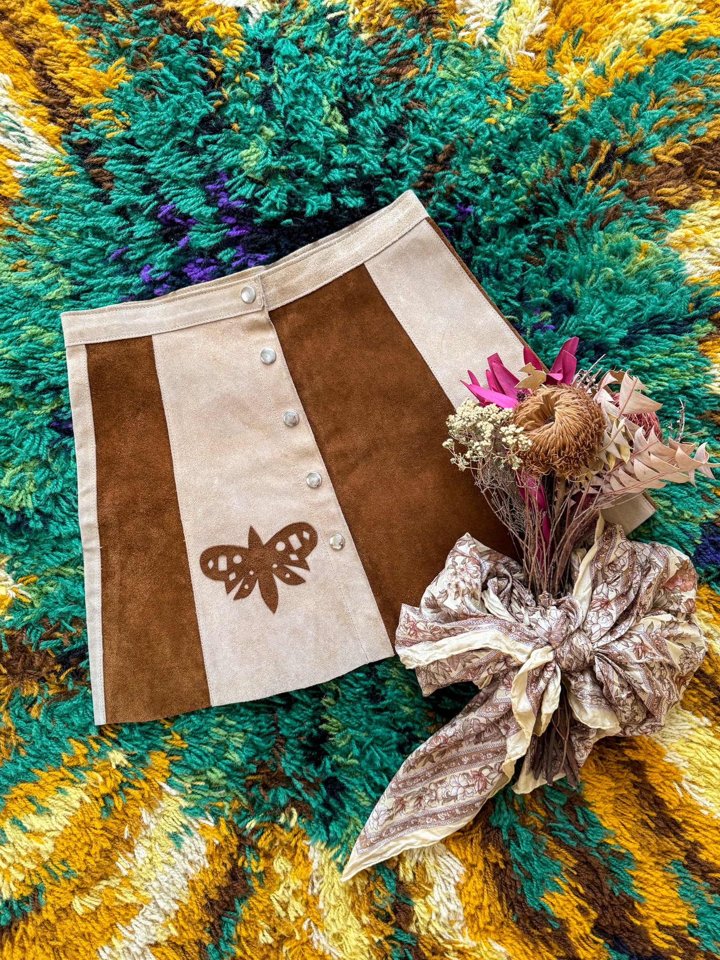 VINTAGE 1970S SUEDE LEATHER PANEL BUTTERFLY APPLIQUÉ BUTTON THROUGH MINI SKIRT S/M