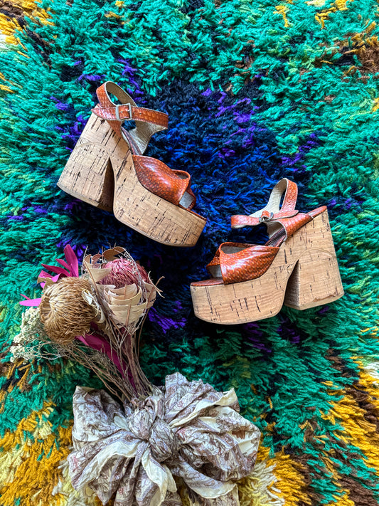 VINTAGE 1970S TAN LEATHER SNAKE EFFECT CORK SUPER PLATFORM SANDALS 6/37