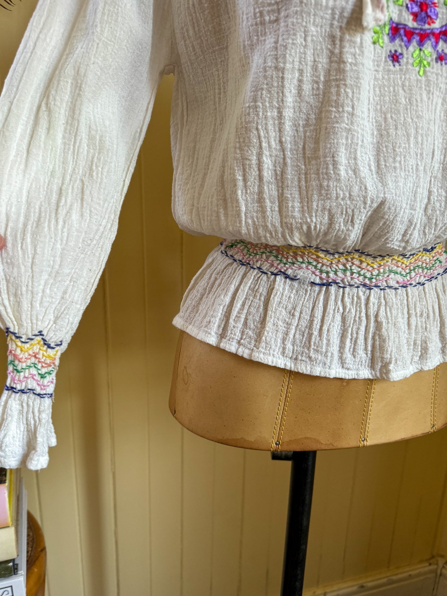 VINTAGE 1970S PAPILLON INDIAN COTTON CHEESECLOTH EMBROIDERED FOLK BLOUSE XS