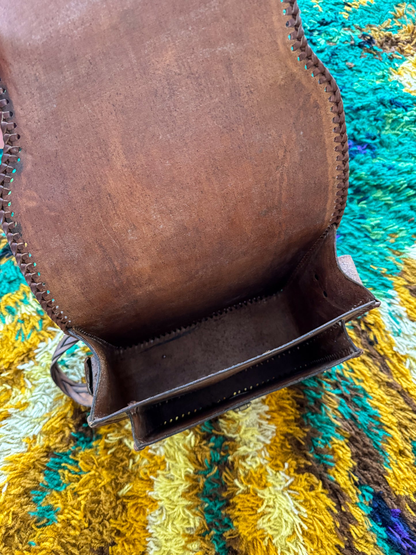 VINTAGE 1970S XL TOOLED CARAMEL LEATHER WARATAH SHOULDER BAG