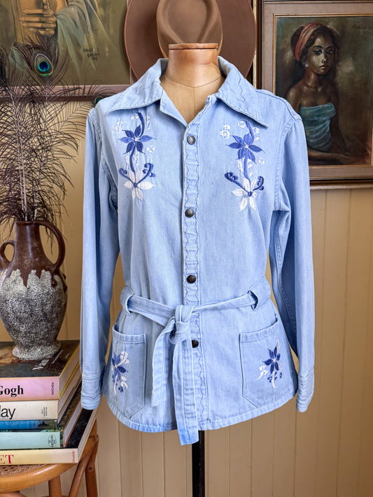 VINTAGE 1970S MEXICAN COTTON CHAMBRAY FLORAL EMBROIDERED BELTED JACKET M