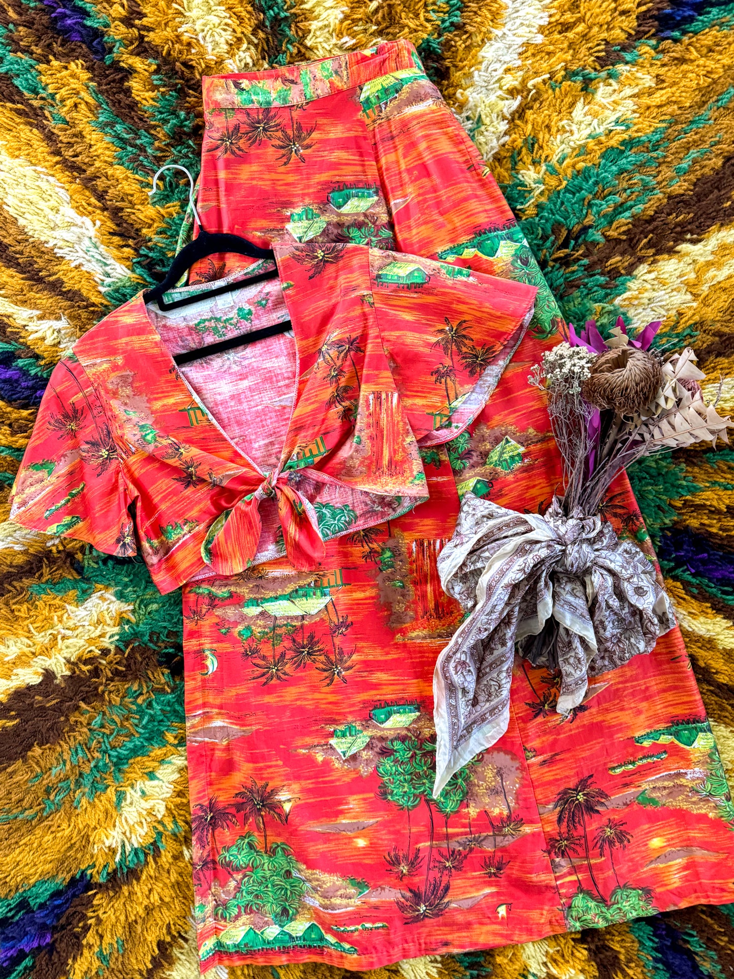 VINTAGE 1970S COTTON HAWAIIAN PRINT TWO PIECE CROPPED TOP + MAXI WRAP SKIRT SET S/M