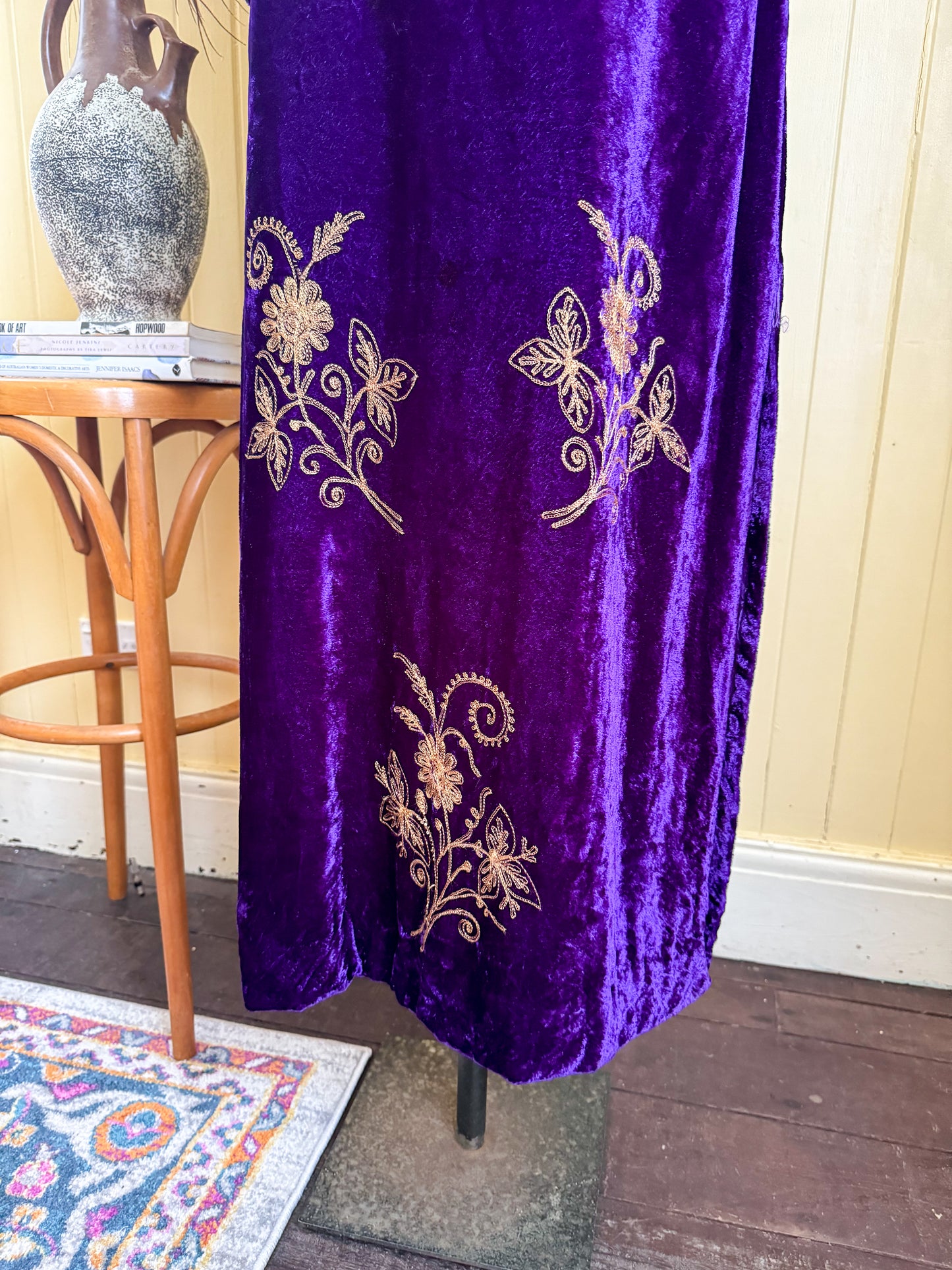 VINTAGE 1970S PAKISTANI VISCOSE VELVET EMBROIDERED MAXI KAFTAN S/M