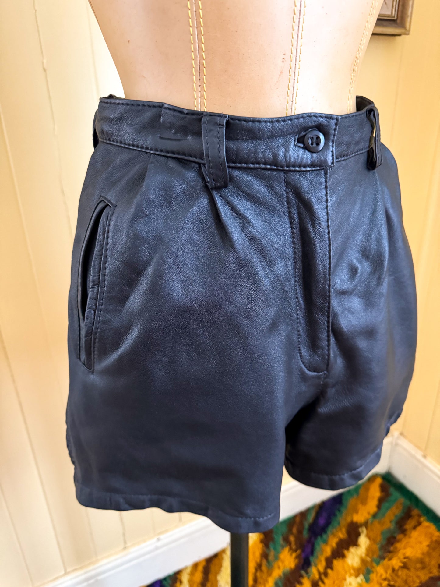 VINTAGE 1990S GERMAN BLACK LEATHER HIGH WAISTED SHORTS M