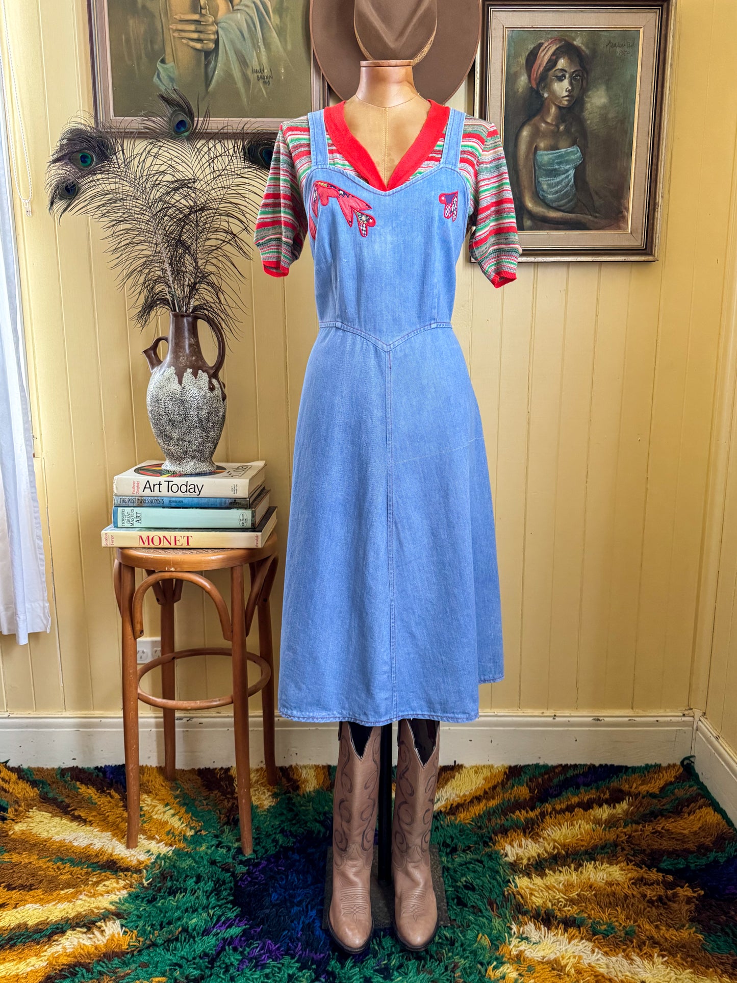 VINTAGE 1970S STITCHES CHAMBRAY DENIM APPLIQUÉ MIDI PINAFORE DRESS M/L