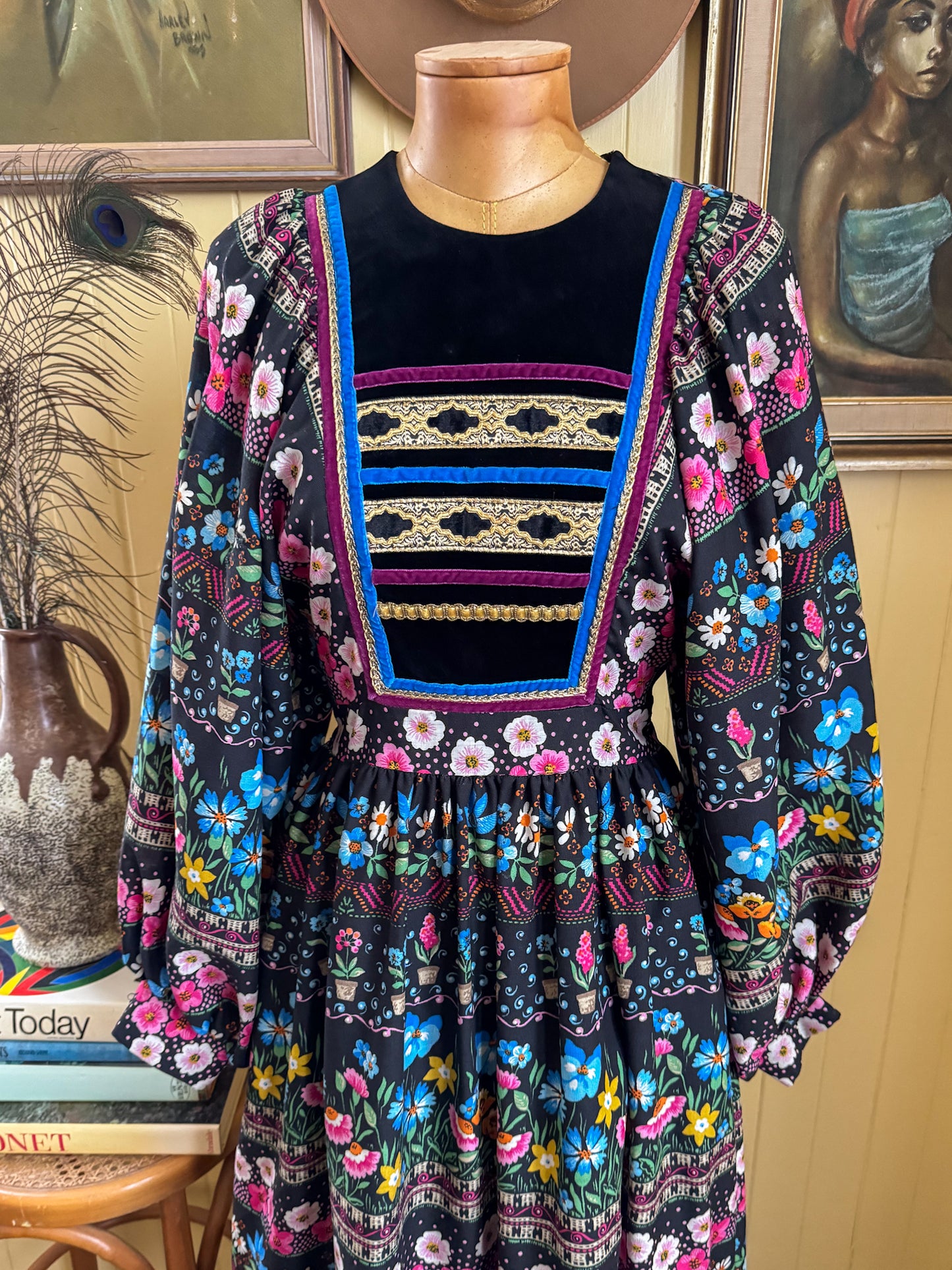 VINTAGE 1970S GERMAN LUCIE LINDEN WOOL BLEND FLORAL PRINT MIDI PEASANT DRESS XS