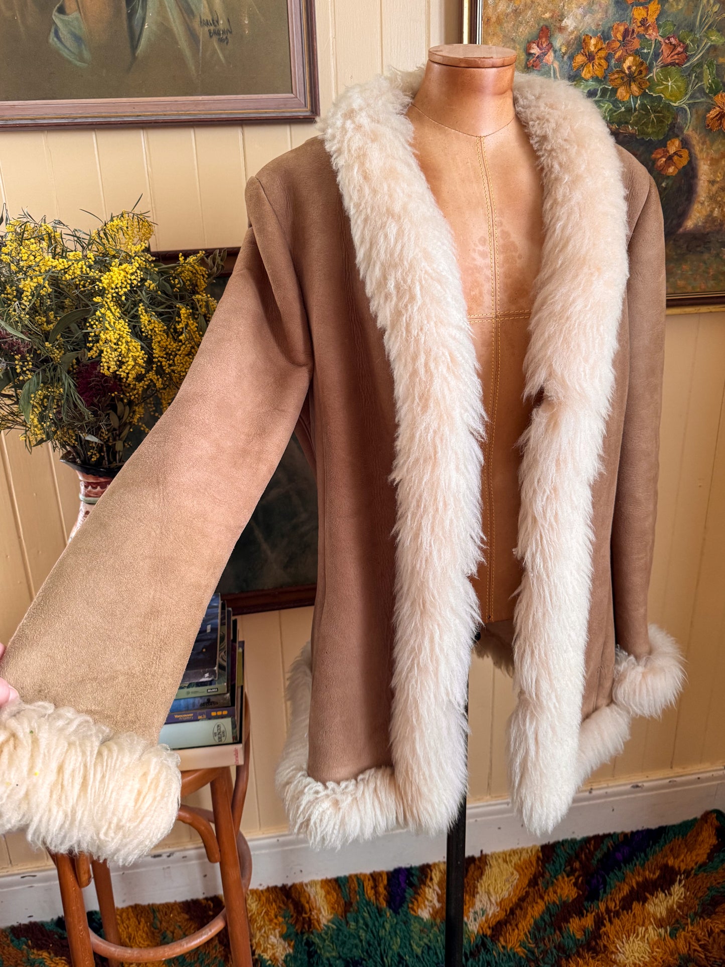 VINTAGE NZ KNIGHT TAYLORS NATURAL SUEDE SHEEPSKIN SHEARLING COAT L
