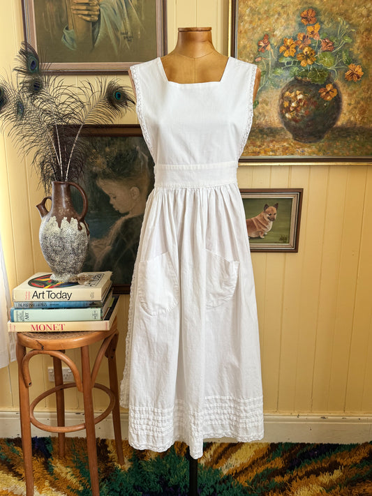 VINTAGE 1970S LAURA ASHLEY CARNO WALES COTTON LACE TRIM APRON PINAFORE XS