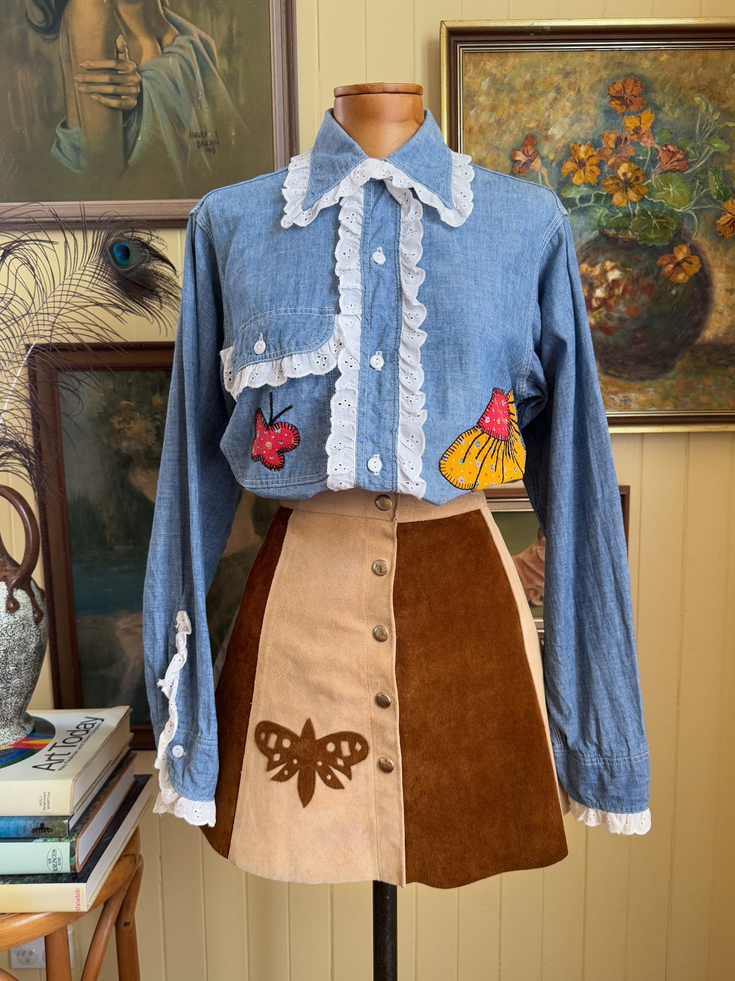 VINTAGE 1970S JC PENNEY COTTON CHAMBRAY APPLIQUÉ LACE TRIM SHIRT M