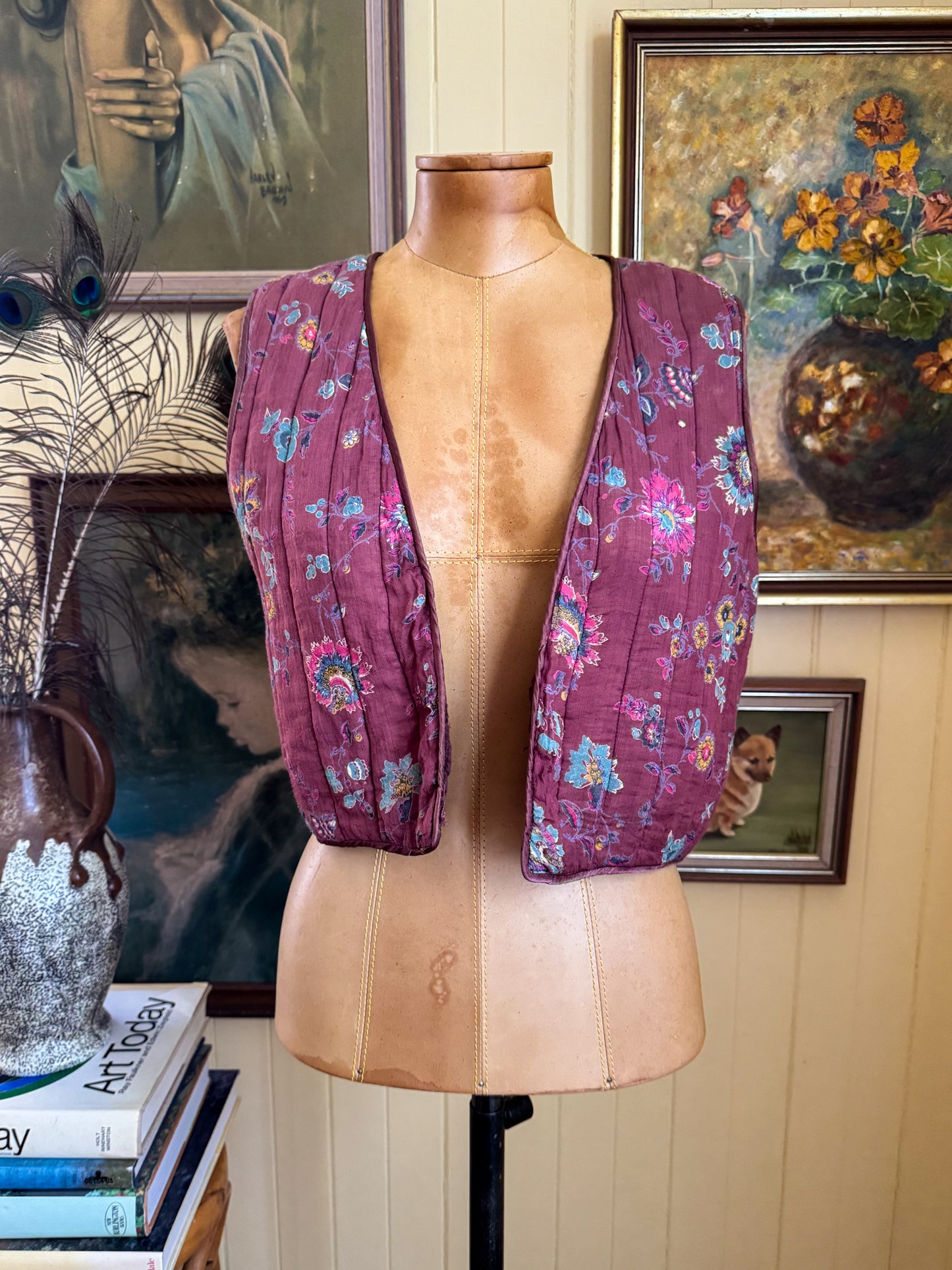 VINTAGE 1970S INDIAN VISCOSE QUILTED FLORAL PRINT CROPPED VEST M