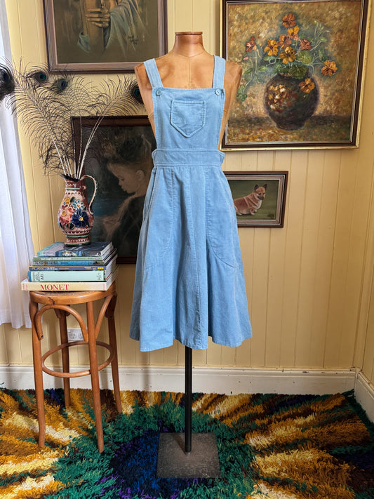 VINTAGE 1970S JACQUELINE EVE SKY BLUE CORDUROY PINAFORE MIDI DRESS XS/S