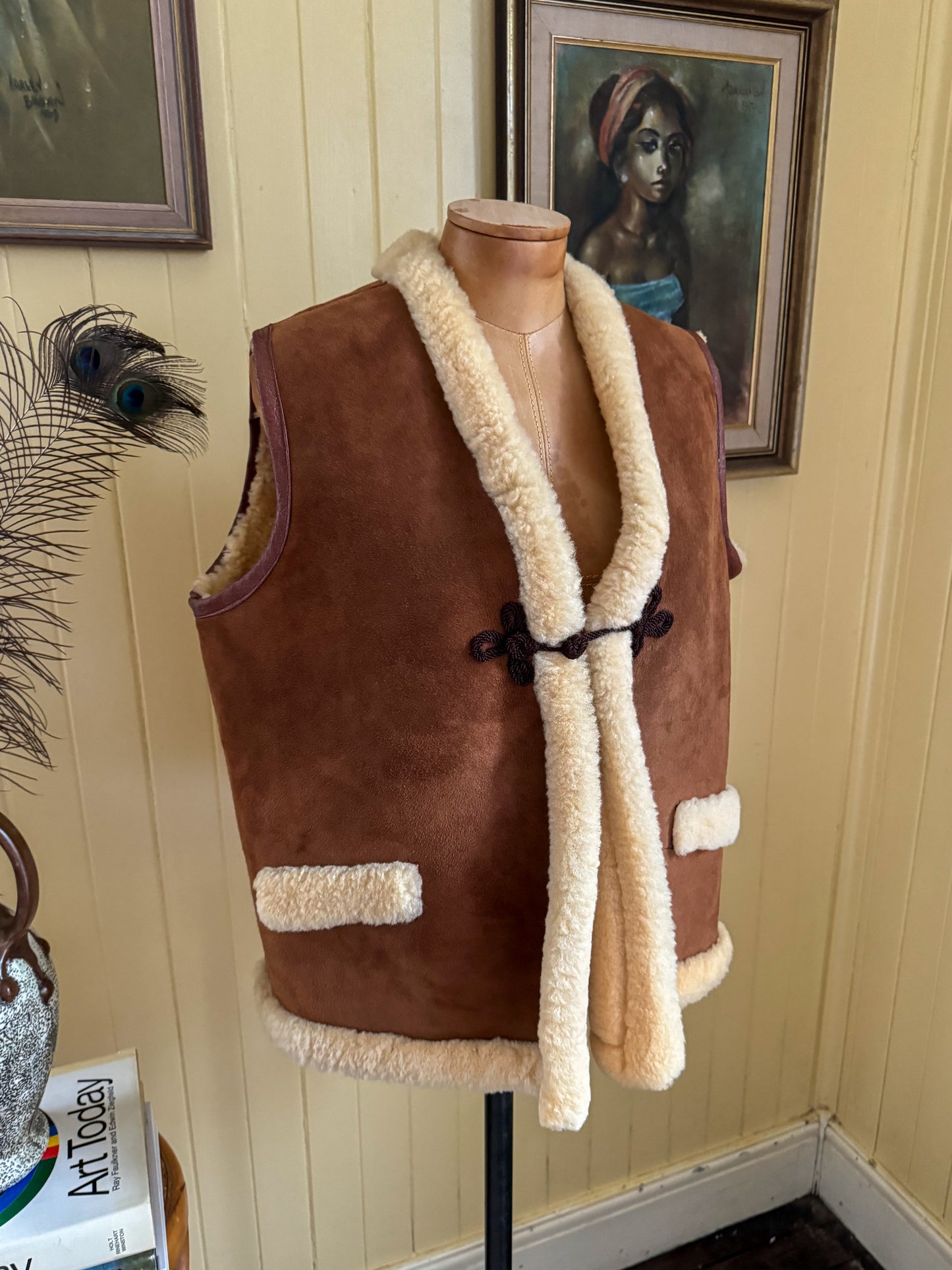 VINTAGE 1990S TAN FAUX SUEDE SHEEPSKIN SHEARLING VEST L