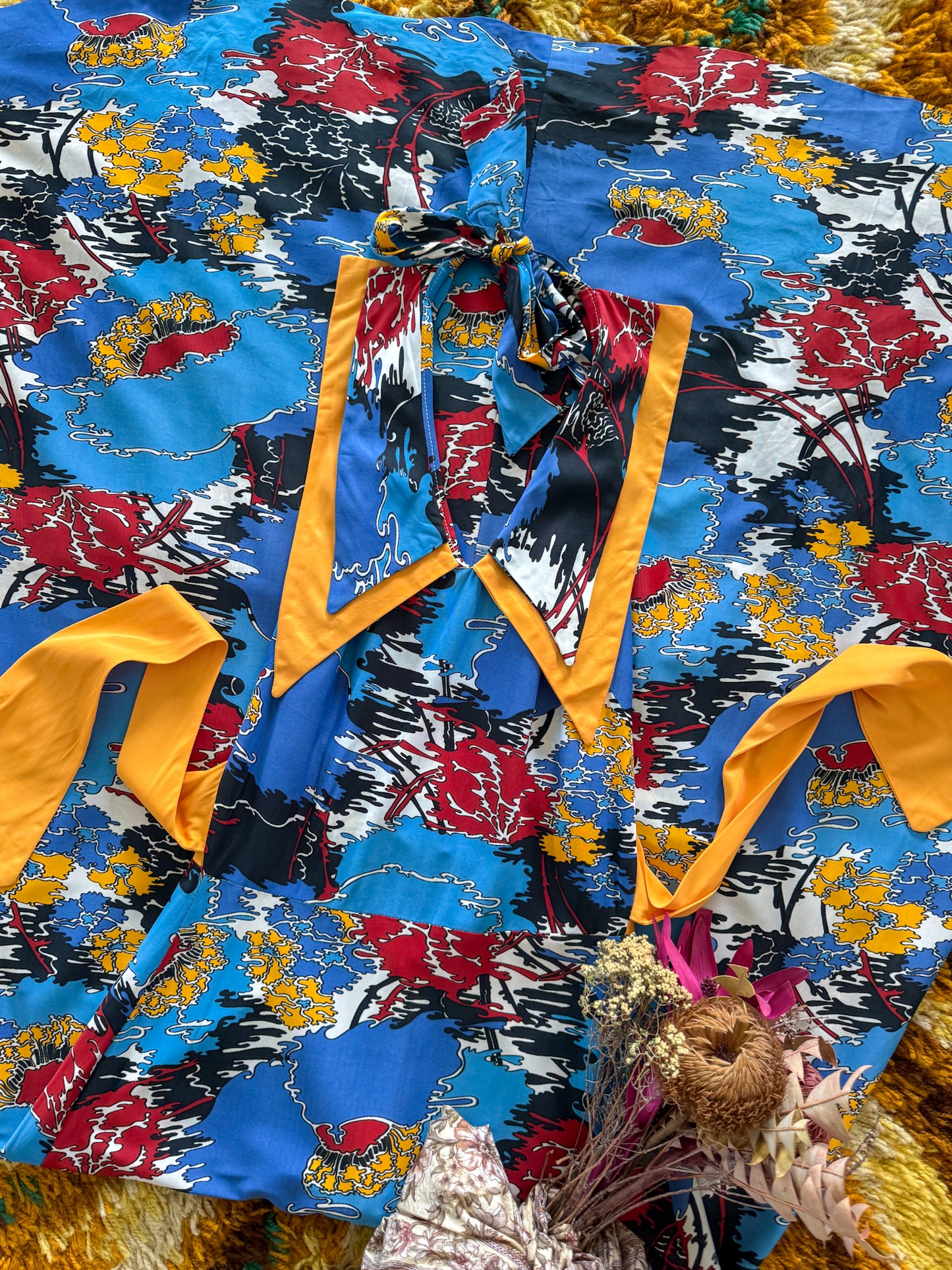 VINTAGE 1970S FINLAW NYLON ABSTRACT TROPICAL PRINT COLLARED HALTER MAXI DRESS S