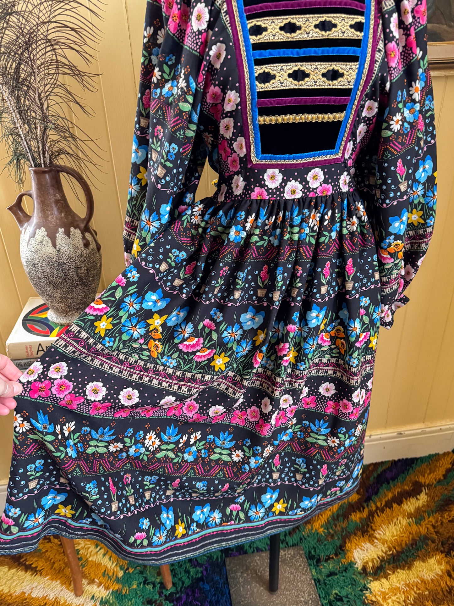 VINTAGE 1970S GERMAN LUCIE LINDEN WOOL BLEND FLORAL PRINT MIDI PEASANT DRESS XS