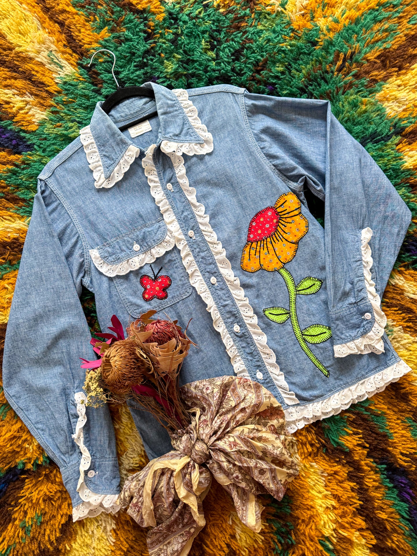 VINTAGE 1970S JC PENNEY COTTON CHAMBRAY APPLIQUÉ LACE TRIM SHIRT M