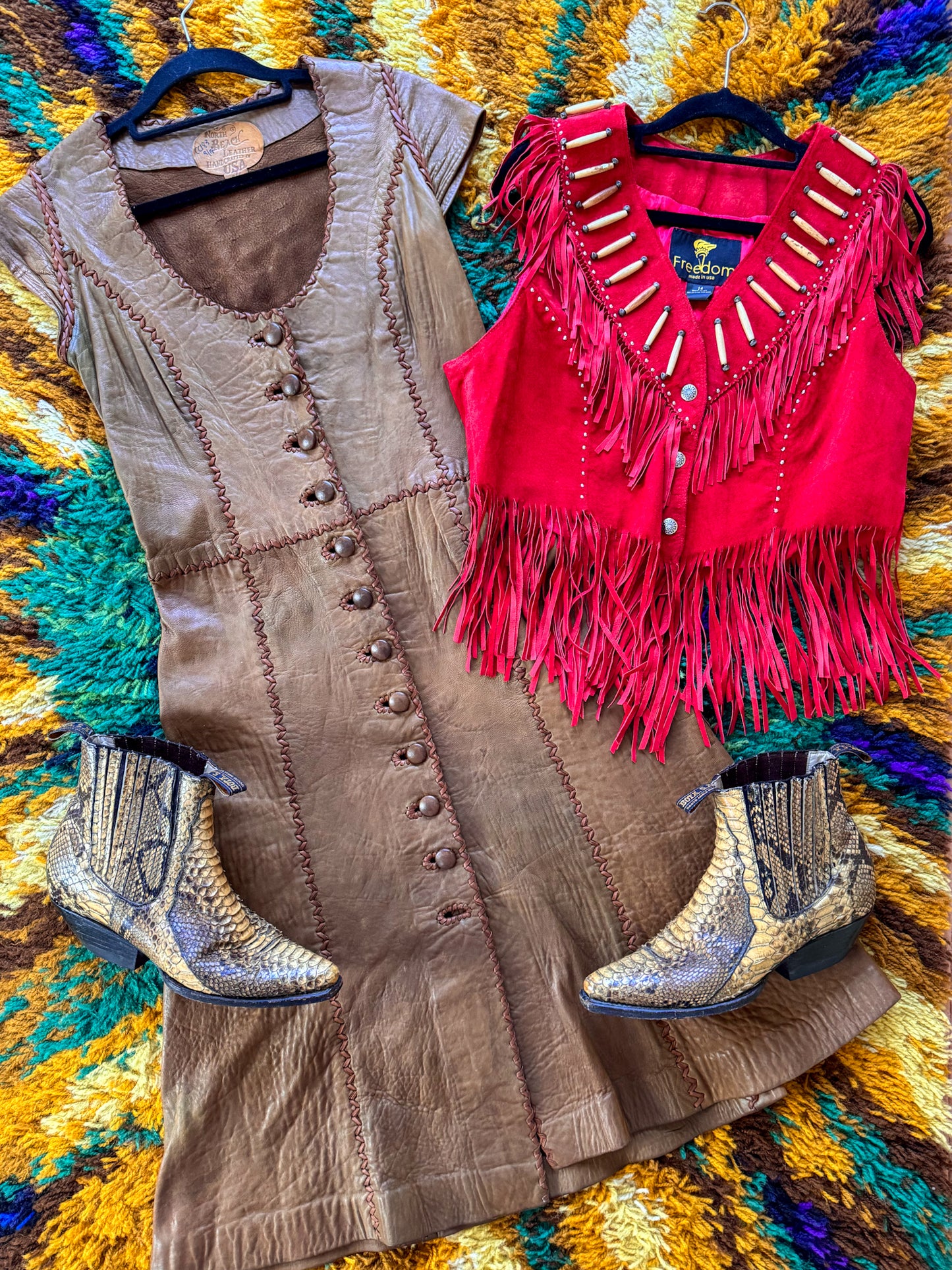 VINTAGE 1990S USA FREEDOM SUEDE LEATHER FRINGED BONE DETAIL WESTERN VEST M