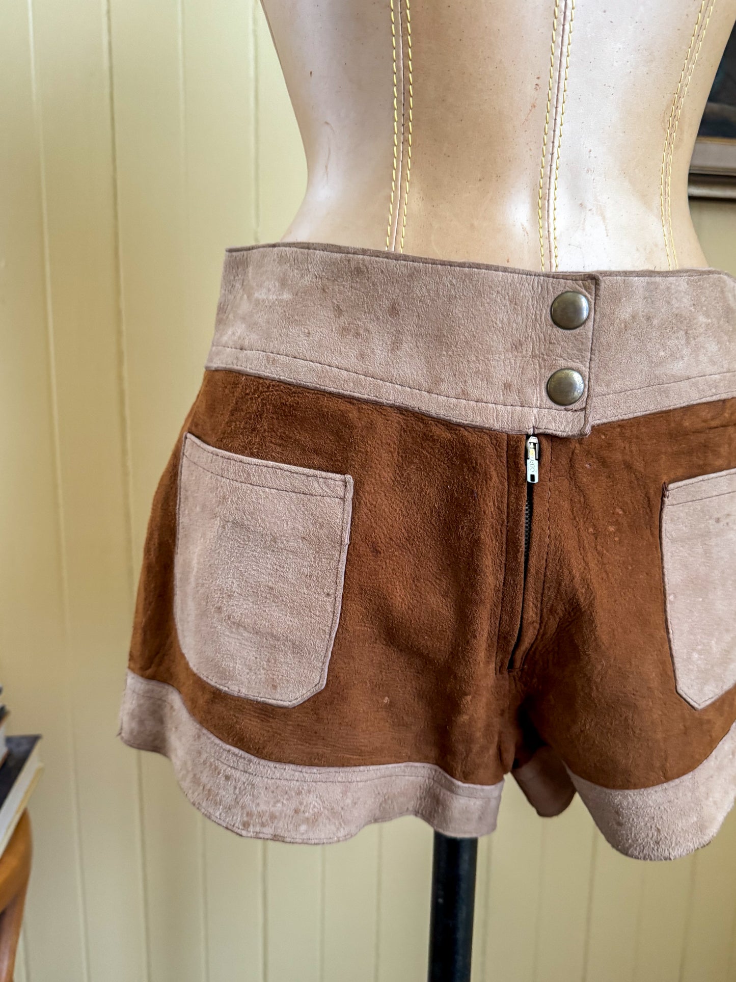 VINTAGE 1970S RARE SUEDE LEATHER TWO TONE HOTPANTS SHORTS XS/S